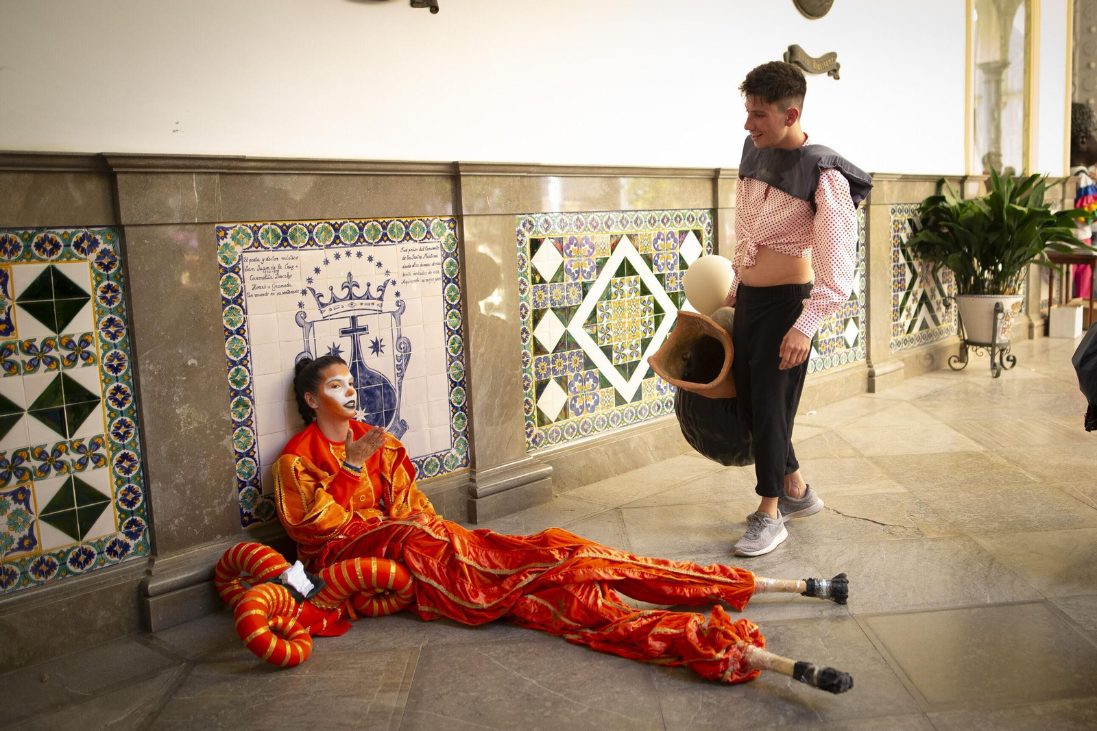 Grupos de animación y cabezudos tras el tradicional Desfile de la Tarasca