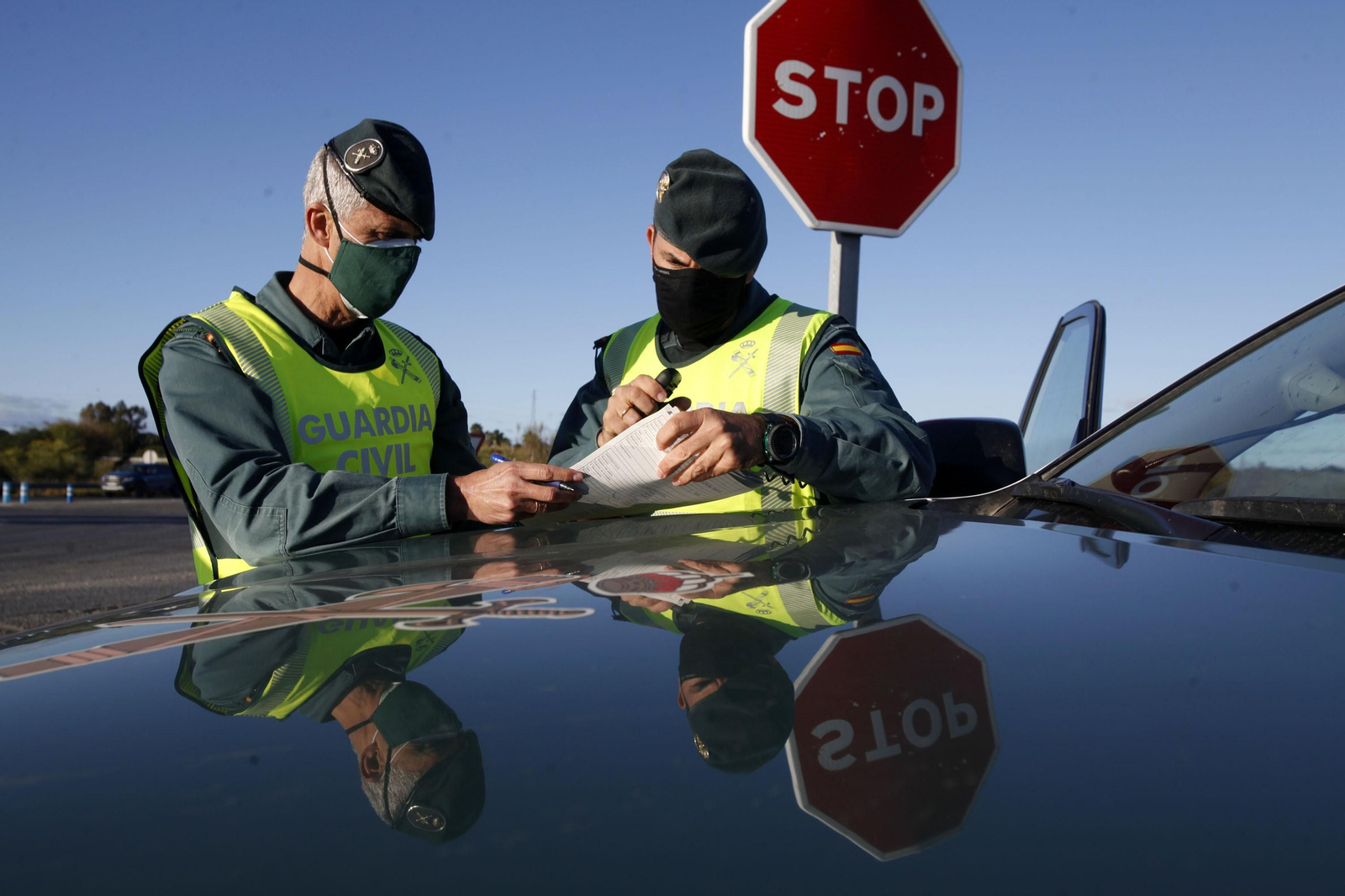 Controles de la Guardia Civil en los accesos a la costa de Huelva