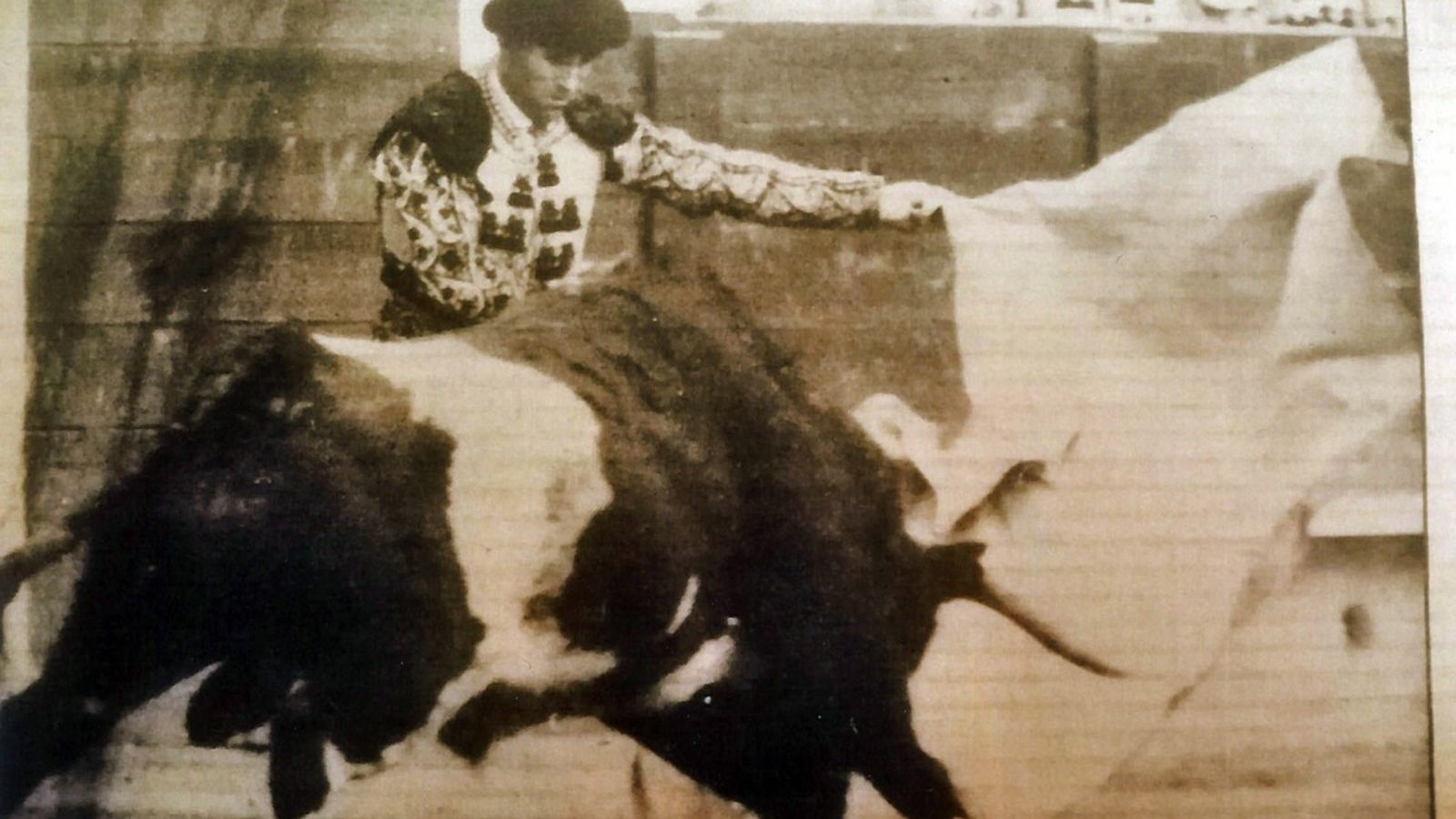 Tito de San Bernardo, en la brega de un toro en 1960 en Barcelona.