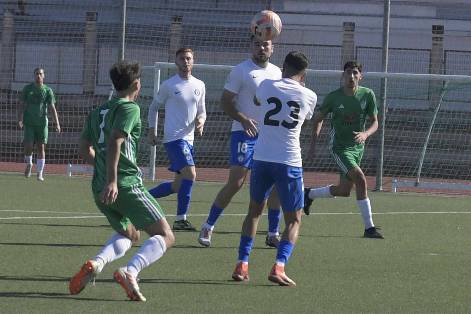 Disputa del balón en el partido Atarfe Industrial - Almuñécar
