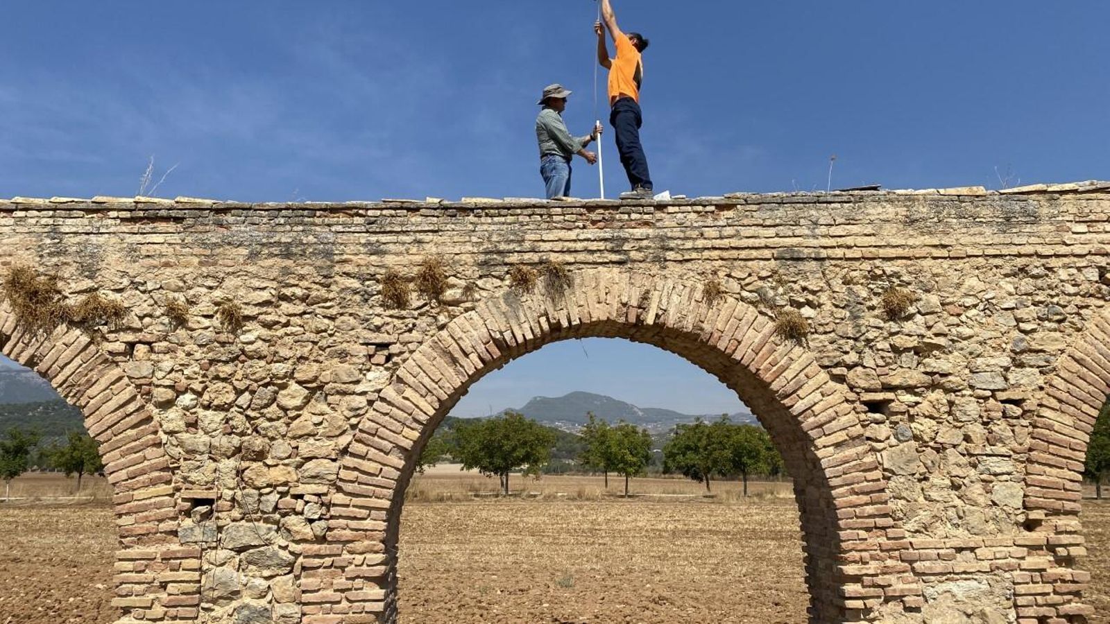 Mediciones sobre el acueducto.
