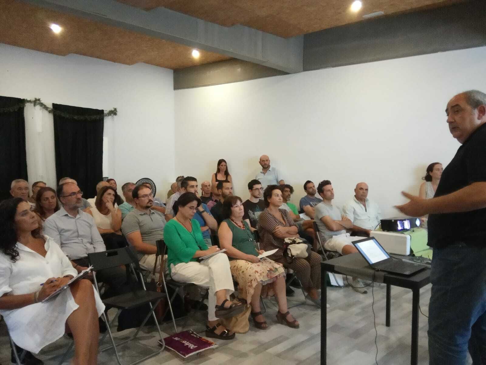 El ex concejal de Movilidad Francisco Fernández expone los datos del Plan centro ante la ex edil Paula Garvín (IU), Reyes Tirado y demás asistentes.