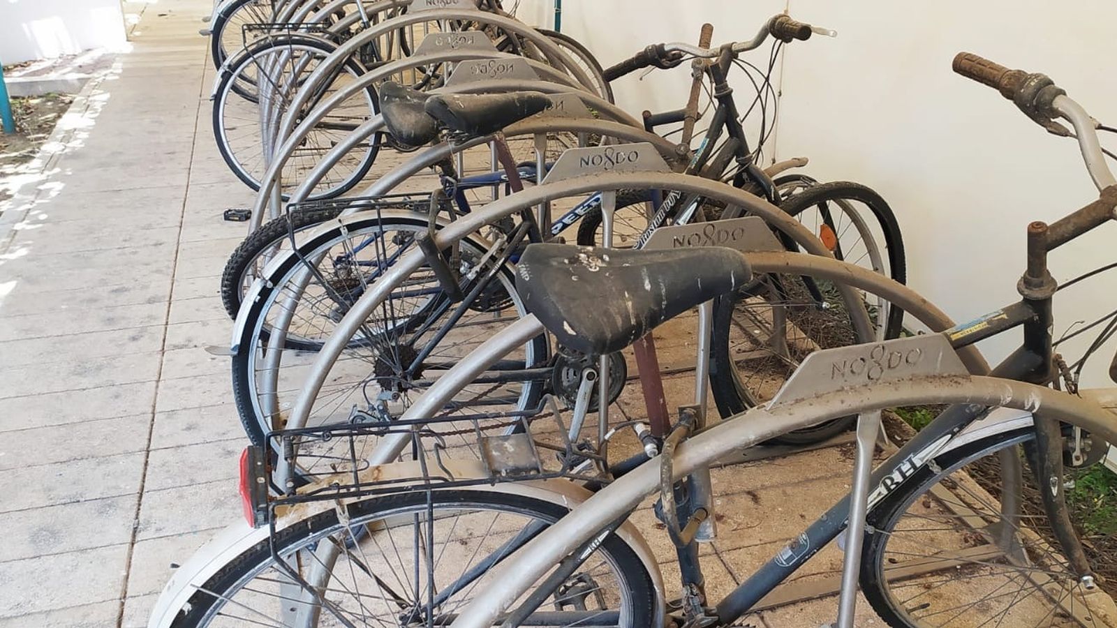 El parque de bicis que promovió Izquierda Unida está en evidente abandono.
