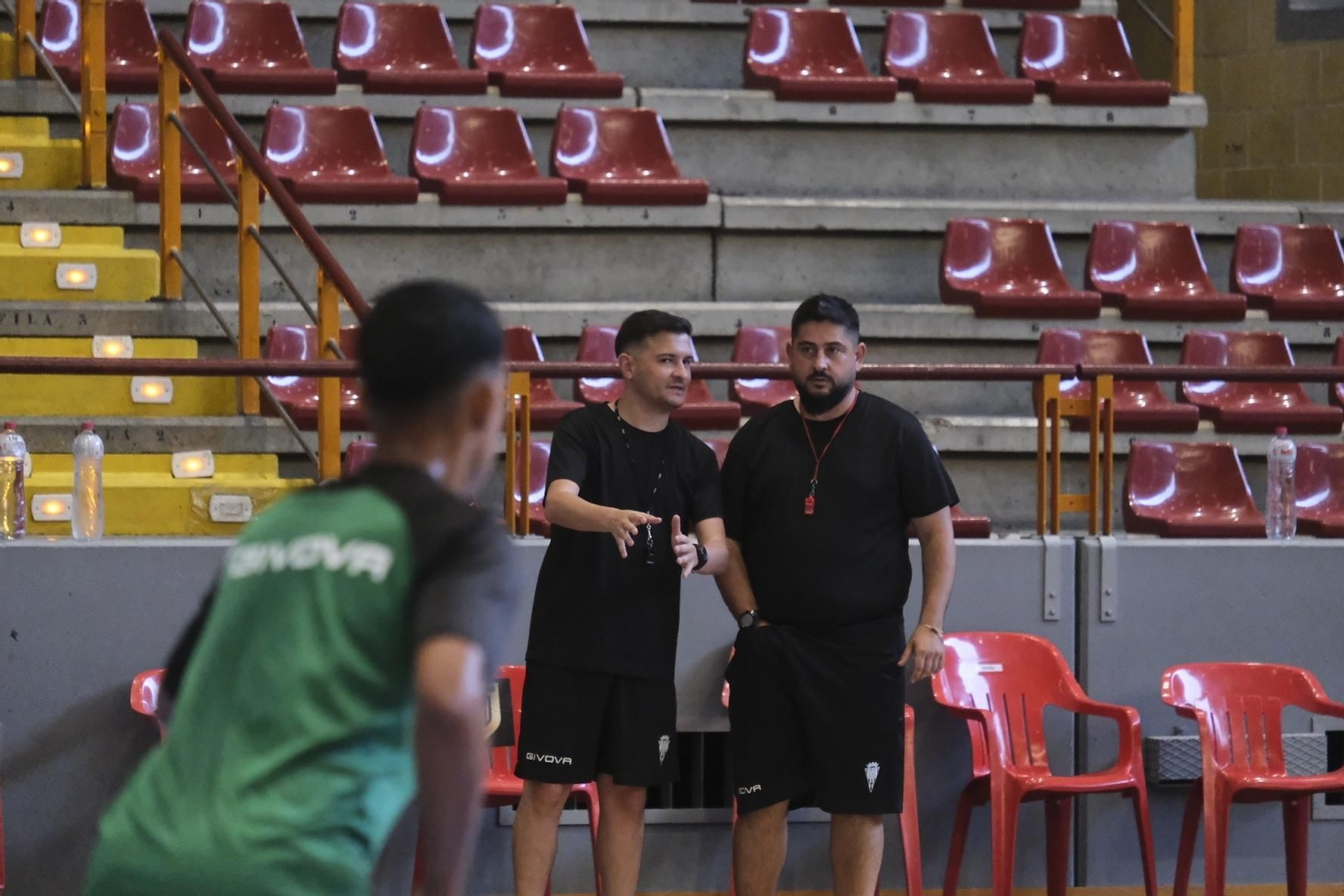 Josan González y Ema Santoro dialogan durante un entrenamiento