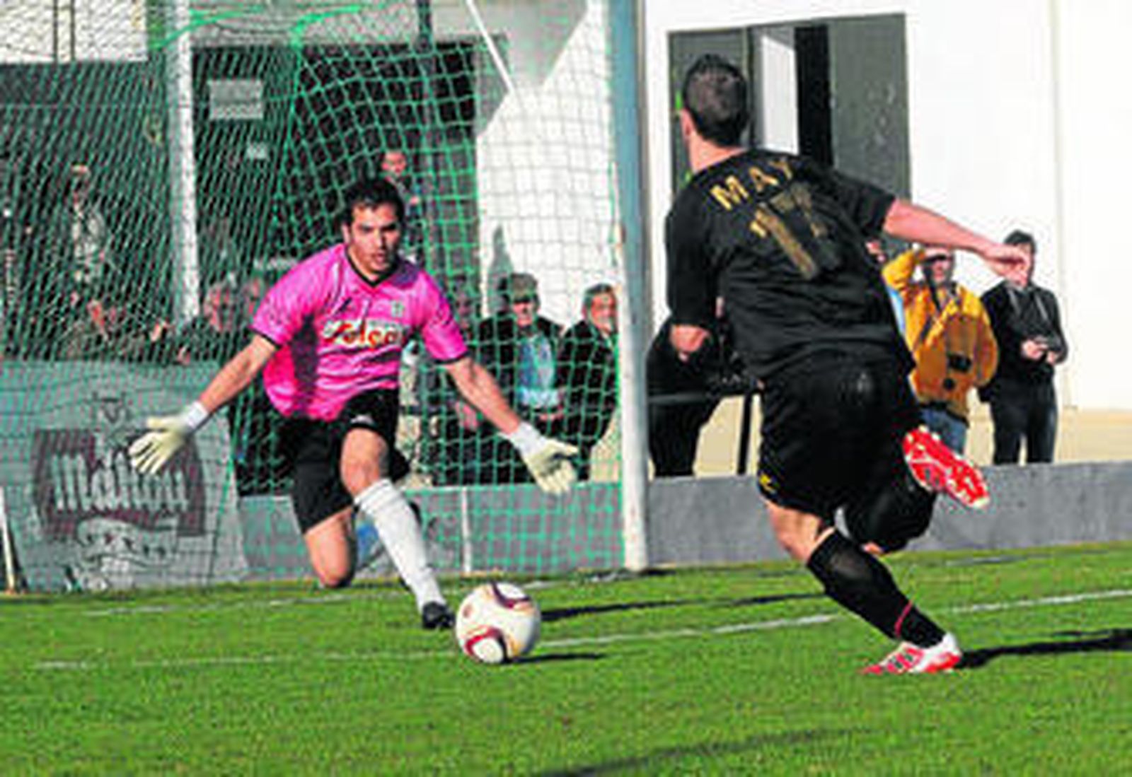 Fran Sánchez tapa el hueco ante un contrario que se ha plantado en el área verdiblanca.