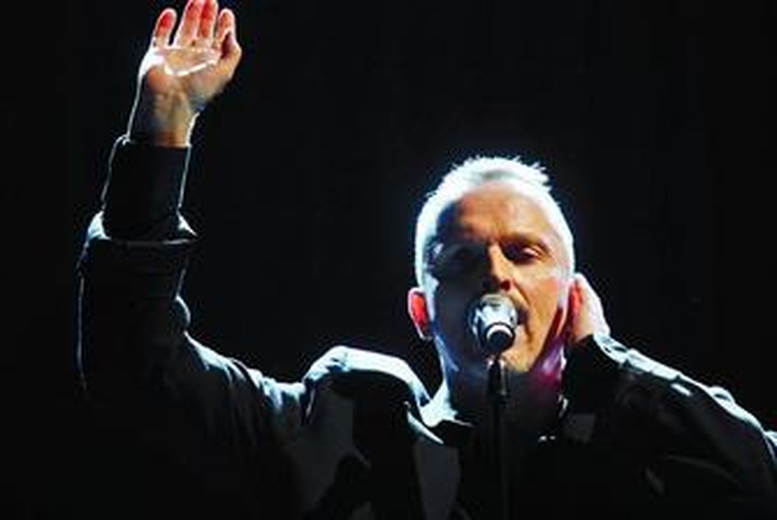 Miguel Bosé, anoche, durante su actuación en el Coliseo de Atarfe dentro de la nueva gira de 'Papitour'.