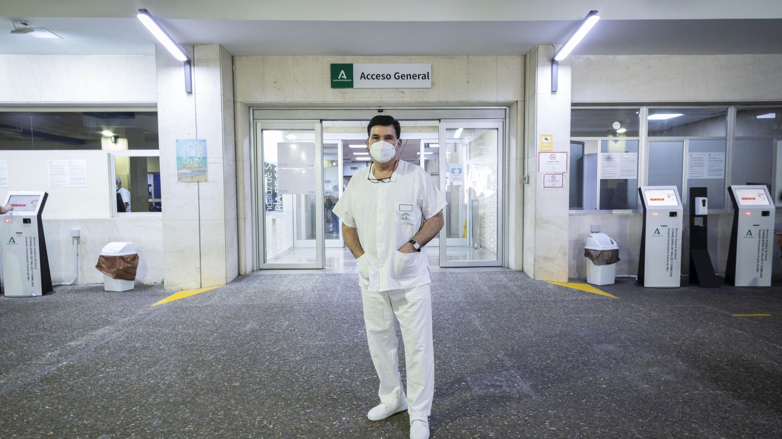 Manuel Rodriguez Piñero, en uno de los accesos al Hospital Puerta del Mar