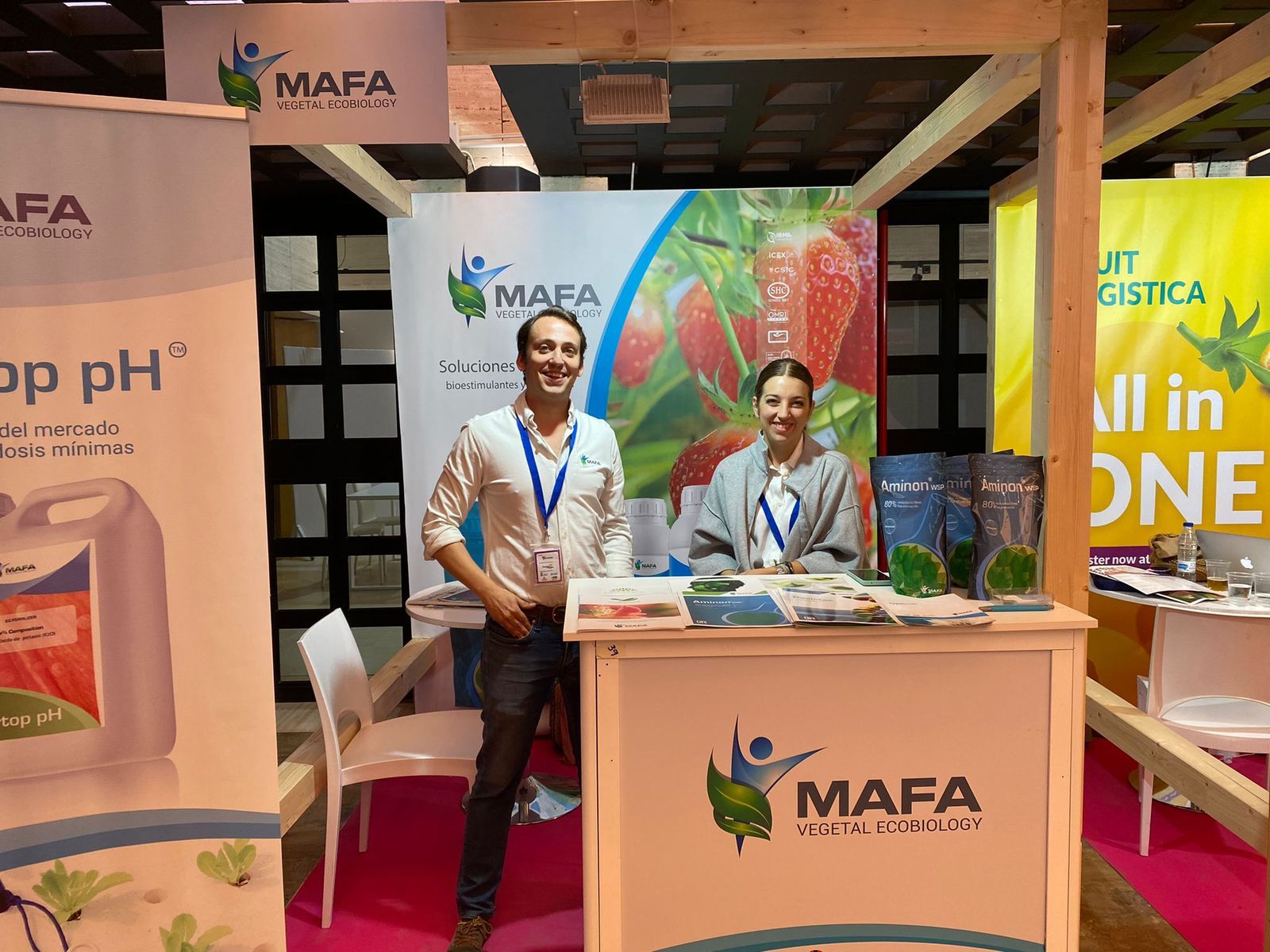 Más de medio centenar de empresas participan en el Congreso de Frutos Rojos