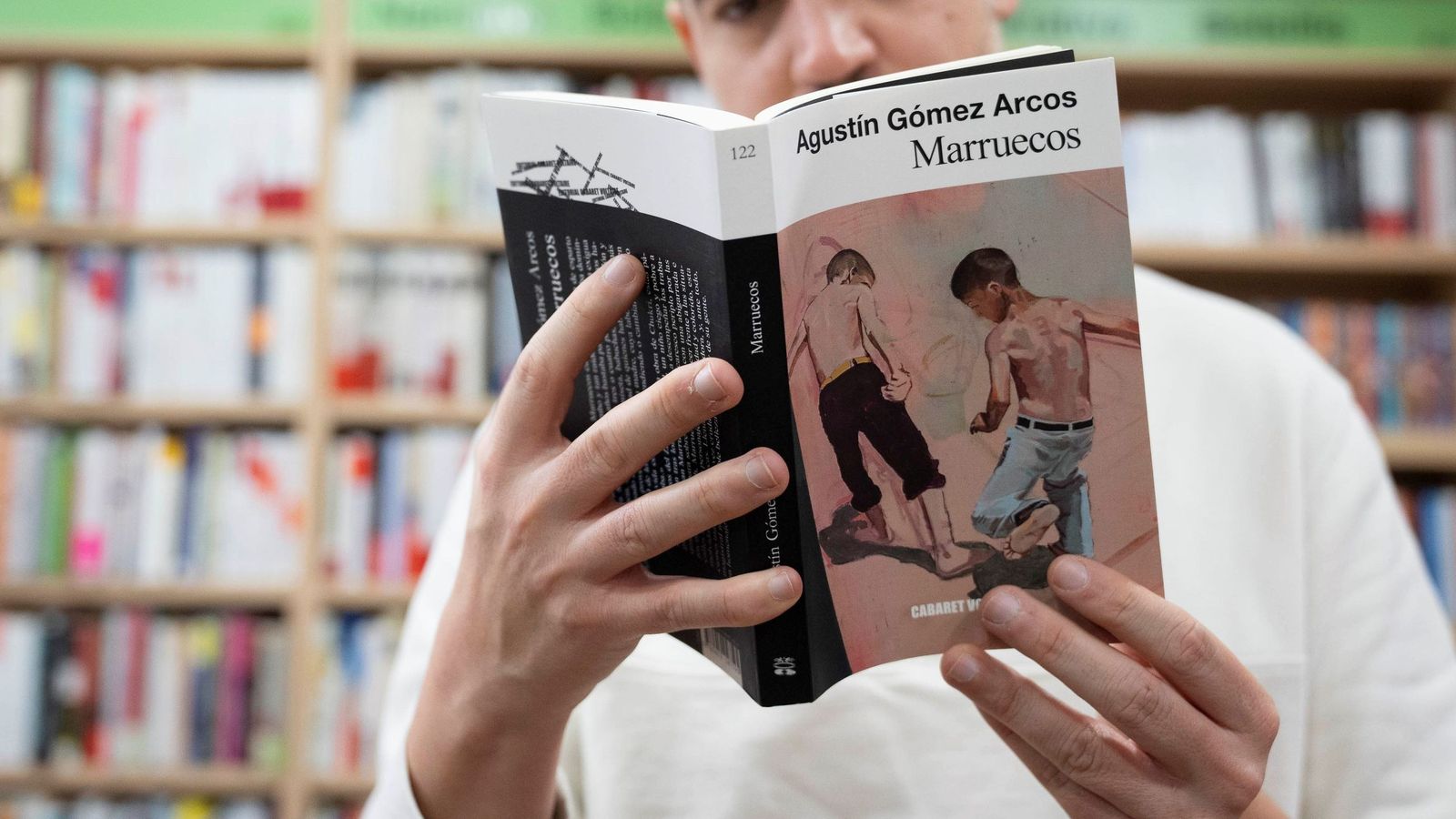 Marruecos, de Agustín Gómez Arcos (Cabaret Voltaire) | Uno de los escritores almerienses más prestigiosos de todos los tiempos debe tener un hueco en los anaqueles de cualquier buen lector. Hace unos pocos meses se ha reeditado "Marruecos", original de 1990 y autotraducida del francés al español en 1991. Con claros ecos del Lazarillo y de la obra de Chukri, estas páginas nos llevan tras los pasos de Jalil, un niño ciego y pobre a quien todos llaman Marruecos, obligado a desempeñar los trabajos más penosos para sobrevivir.