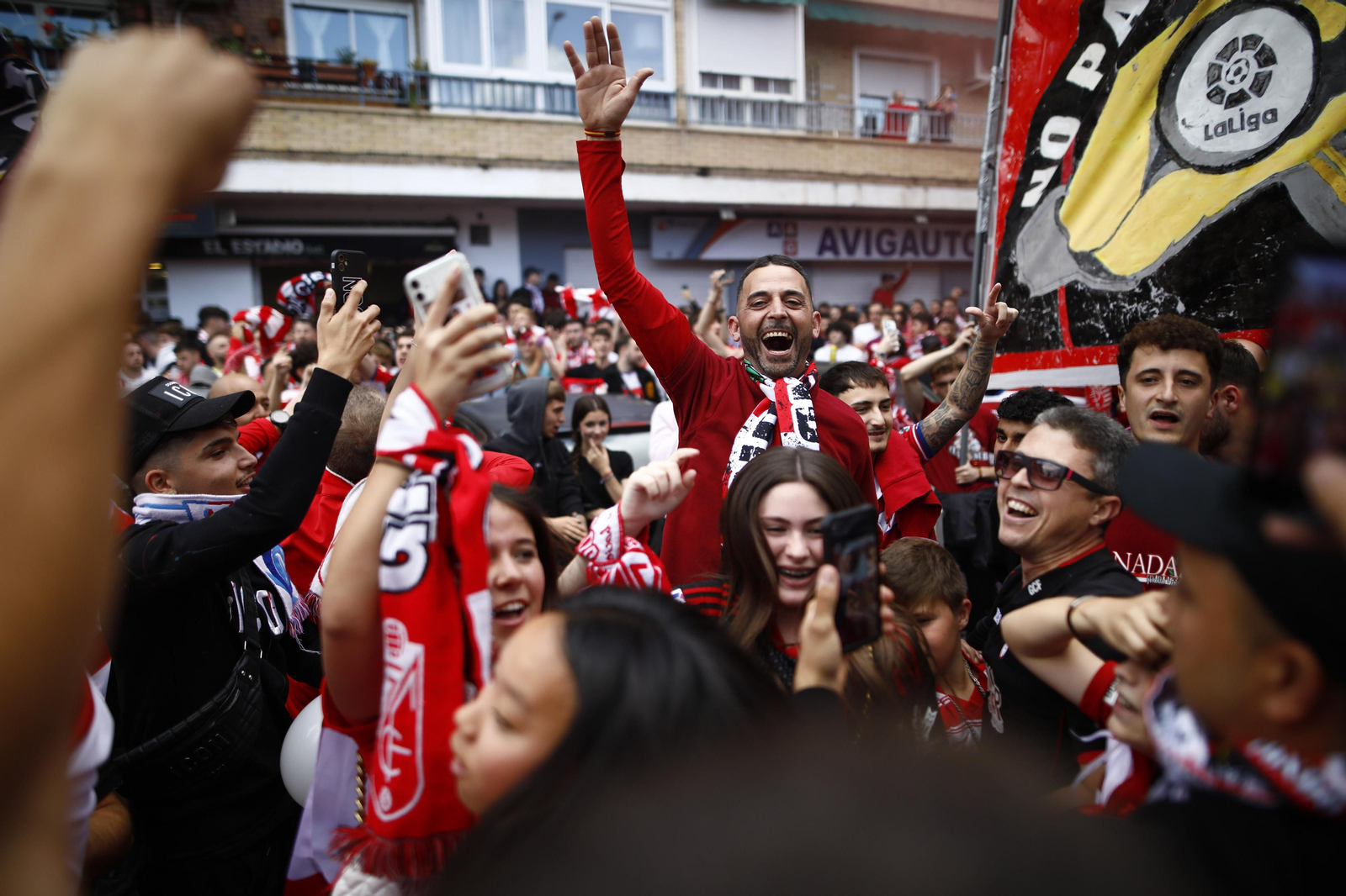 Así fue el recibimiento al Granada CF por su afición