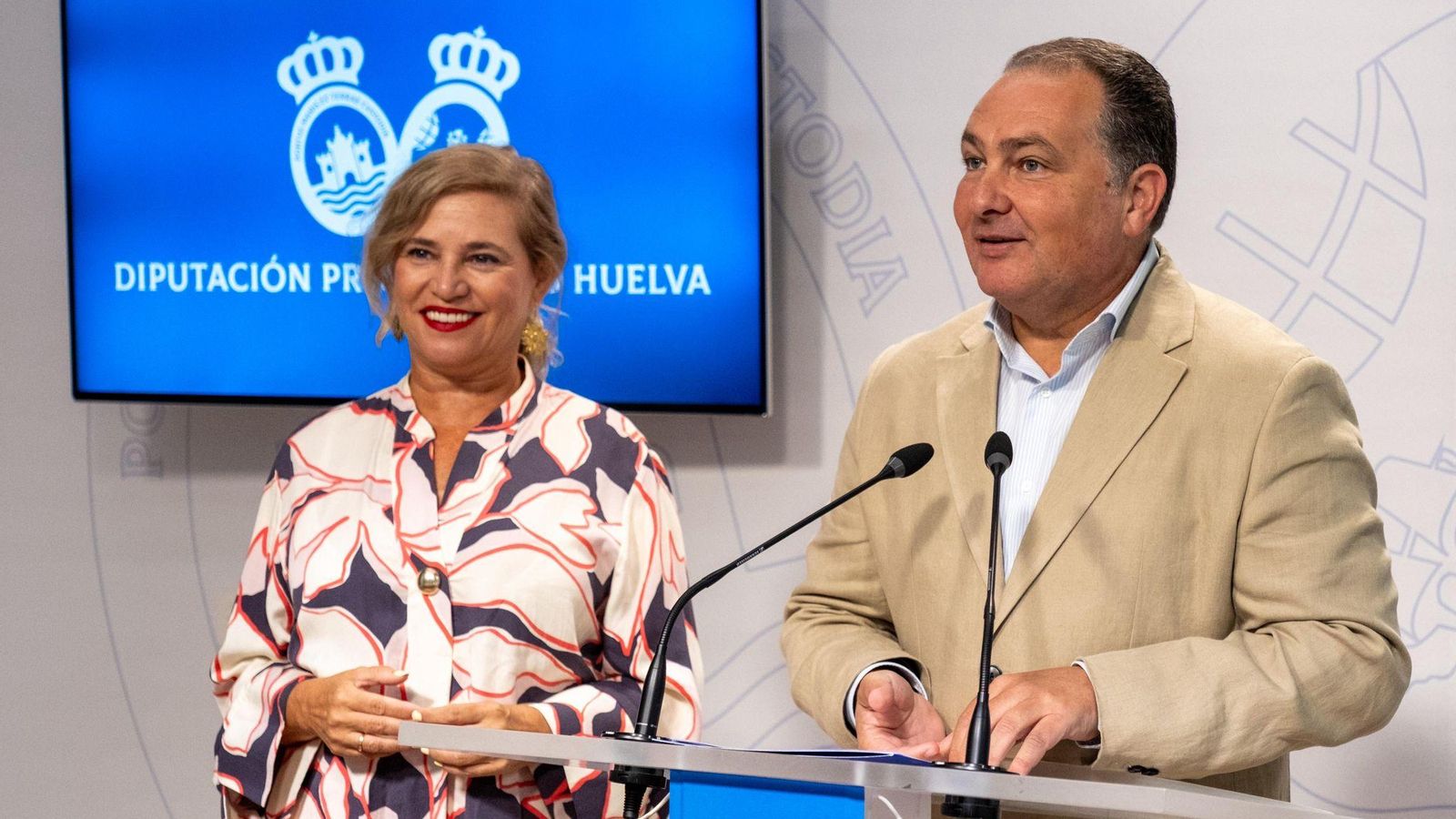 El presidente de la Diputación y la diputada de Cultura durante la mañana de este lunes.