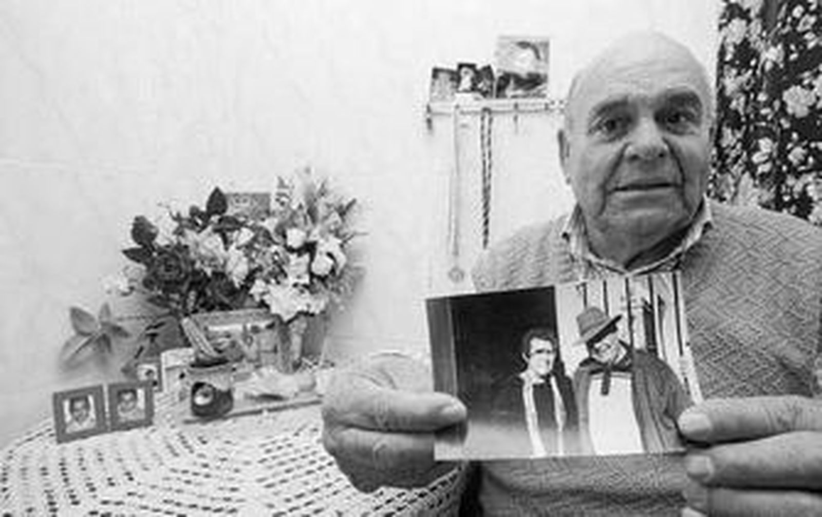 Antonio, emocionado, repasa sus vivencias. A la derecha, una foto familiar con Catalina.