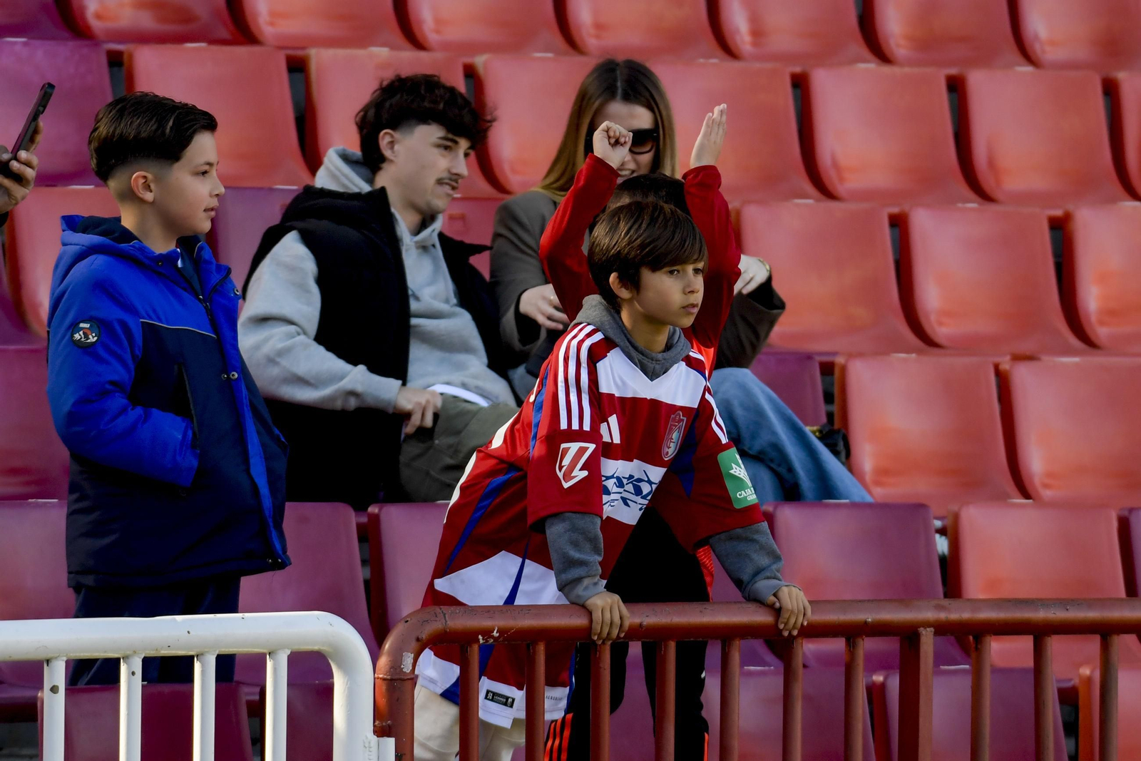 Encuéntrate en la grada y en el recibimiento al Granada CF