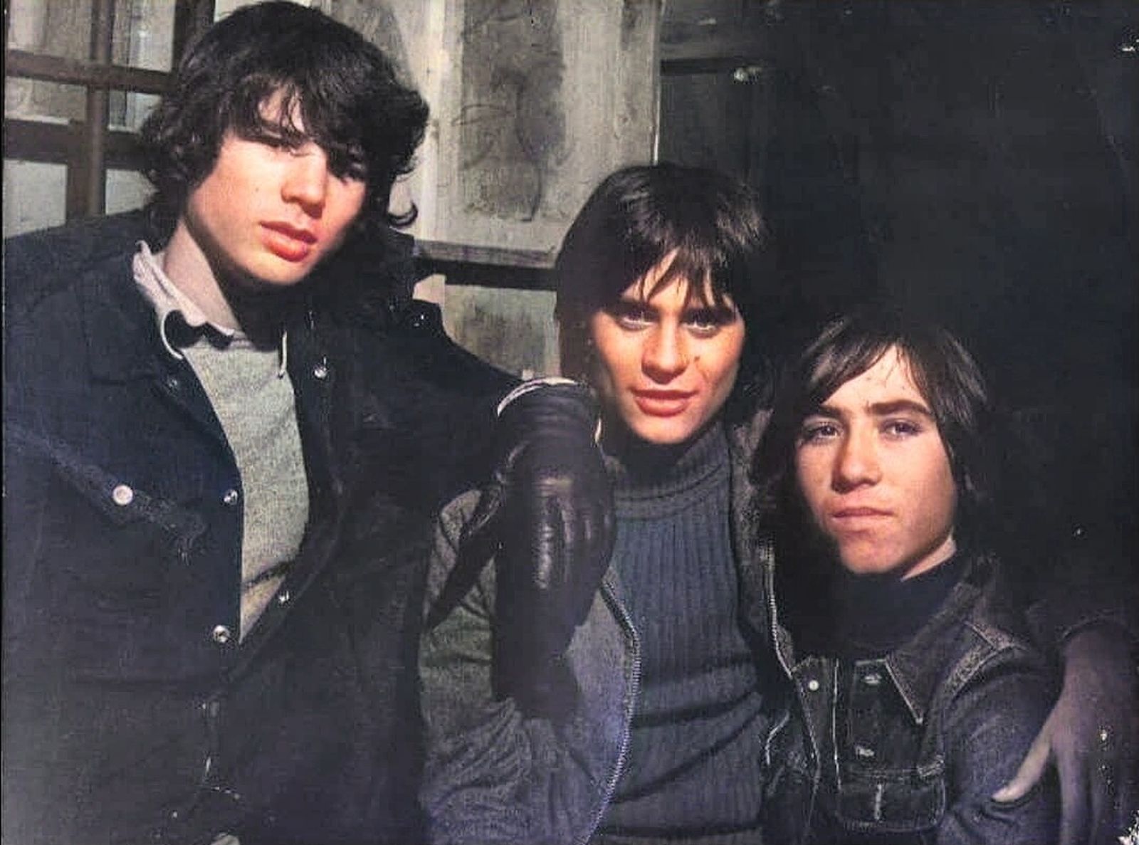 A la derecha el Torete, junto a otros dos protagonistas de 'Perros callejeros', icono del cine quinqui de los 80.