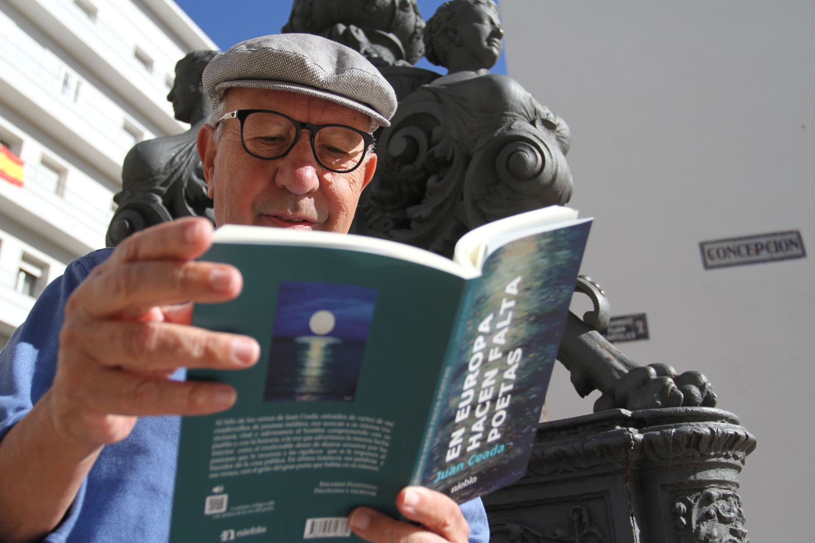 "La poesía debe ser un revulsivo, como en la Transición la canción protesta"