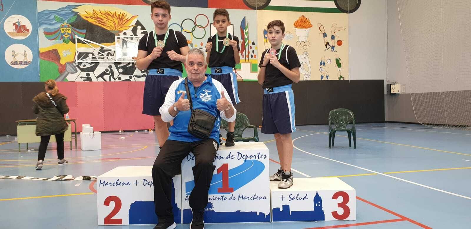 Los tres púgiles, con su mentor, José Manuel Lara, en Marchena