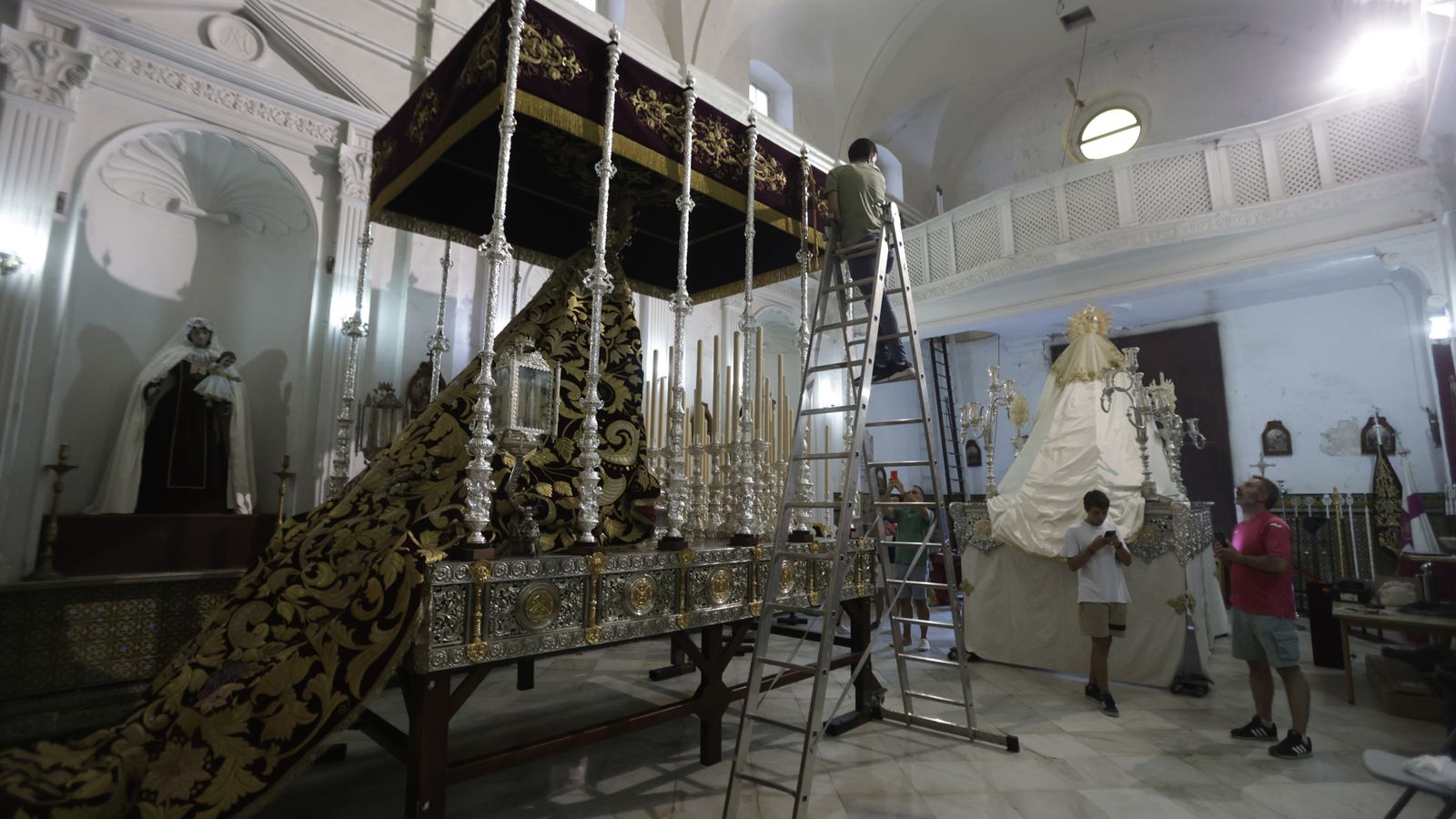 Preparativos en las iglesias de Algeciras para la Magna Mariana, en imágenes