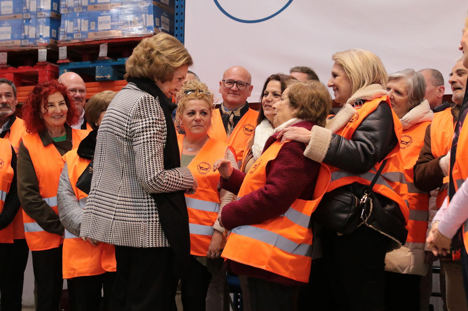 La Reina Sofía visita el Banco de Alimentos de Almería