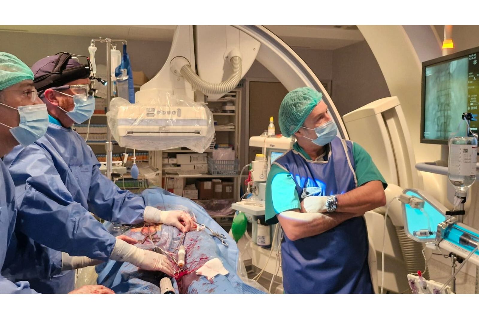 Un momento de la intervención en la sala de hemodinámica del Hospital San Juan de Dios Córdoba.