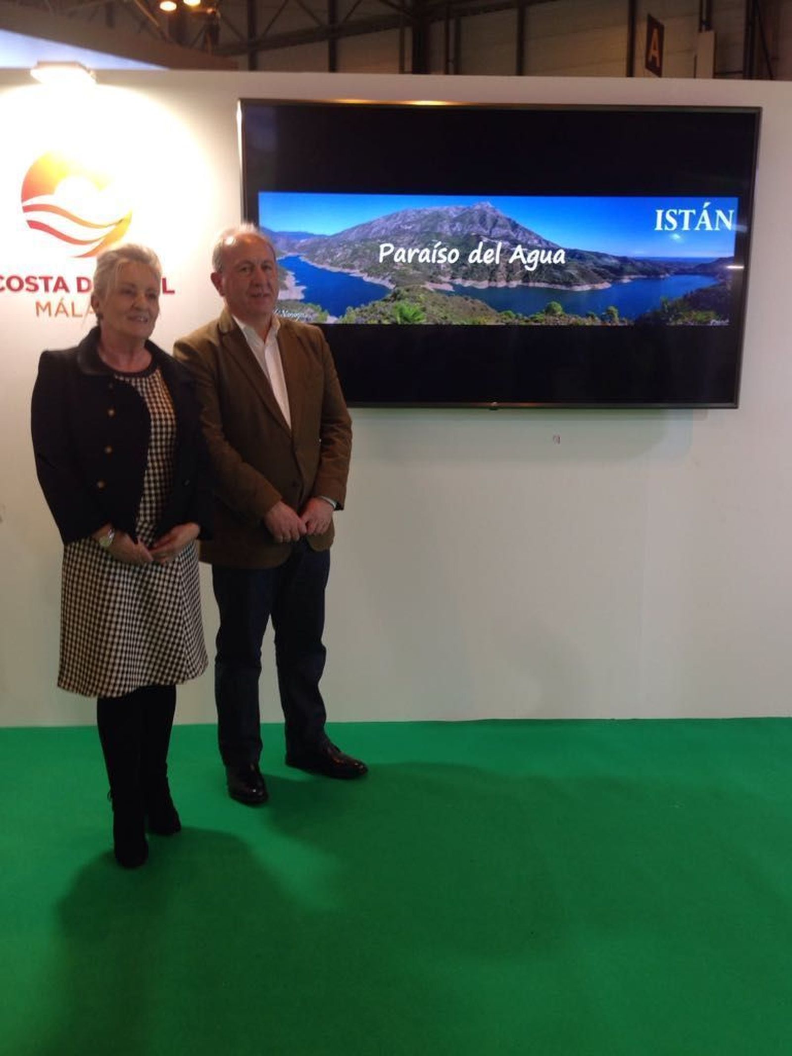 El alcalde de Istán, Diego Marín, y la concejal de Turismo, Carmen Castro.