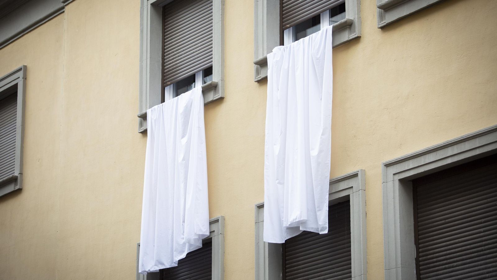 Sábanas colgadas en las ventanas de Ganivet