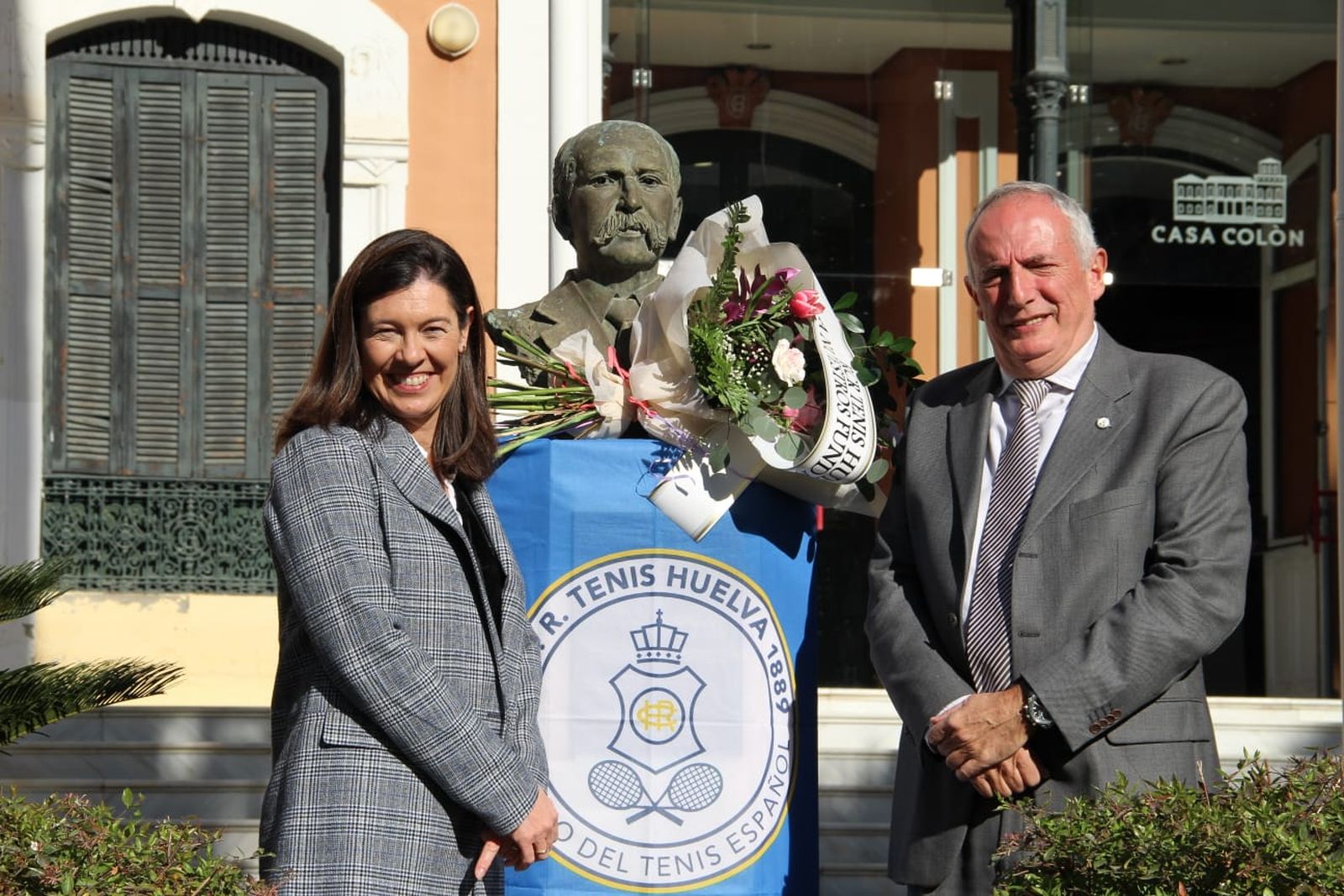 Ofrenda floral al busto de Charles Adams, a las puertas de la Casa Colón.