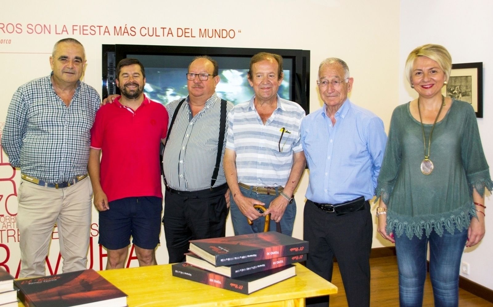 Gabriel Amat y Eloísa Cabrera con Torcuato Giménez Miranda y la colección 'El Ruedo'.