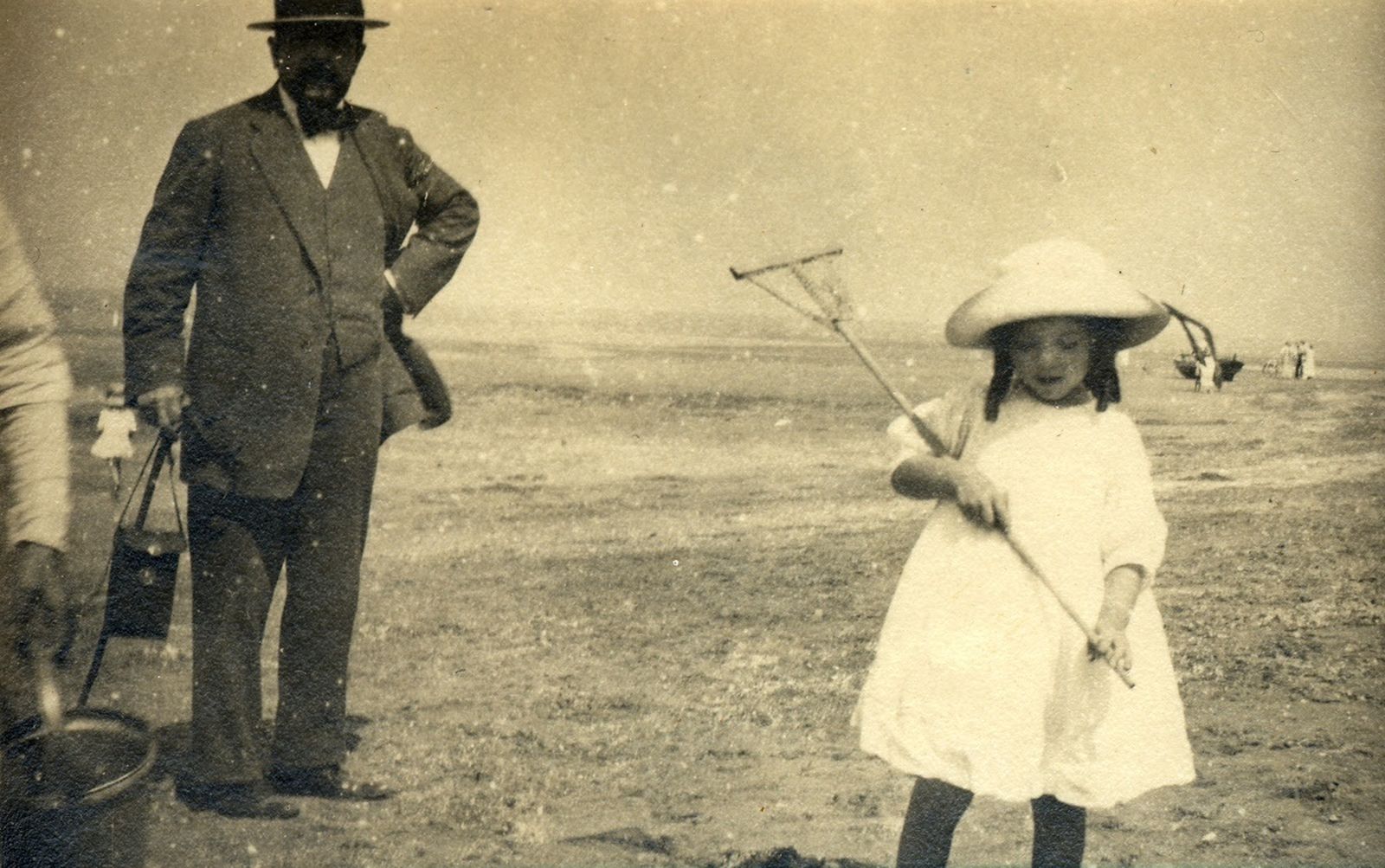 Claude Debussy con su hija Emma (Chouchou) en una playa de Normandía (1911).
