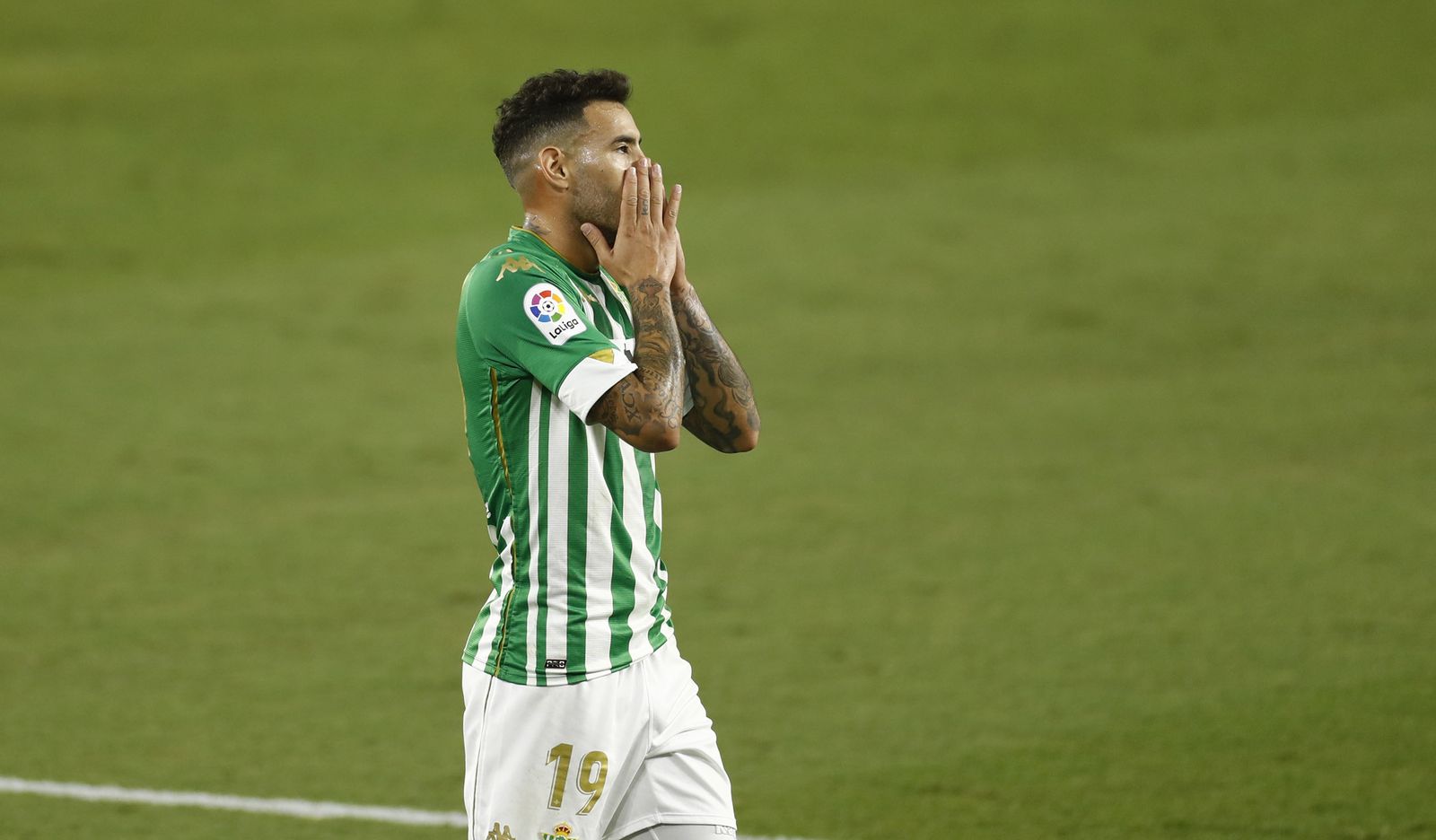 Tony Sanabria se lamenta de una ocasión fallada.