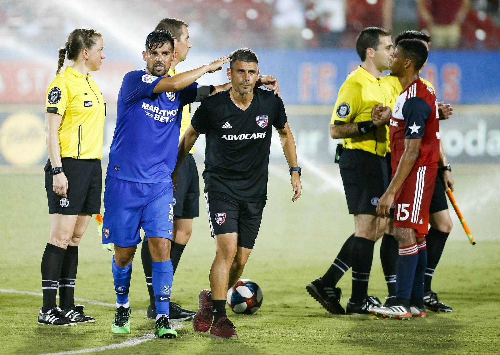 Nolito, capitán del Sevilla en Dallas, saluda a varios jugadores del equipo local.