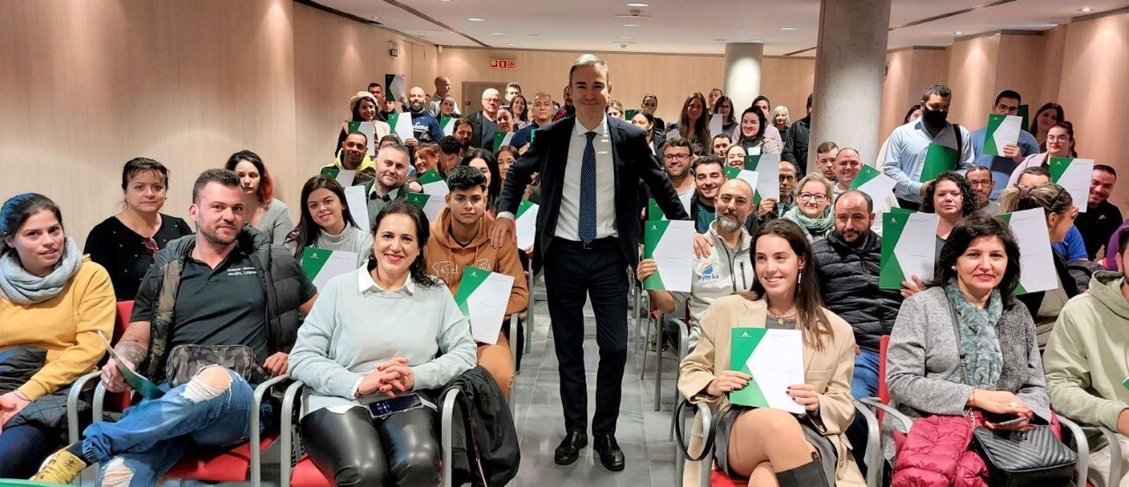 El delegado Amós García entrega las resoluciones de ayudas a autónomos en Almería