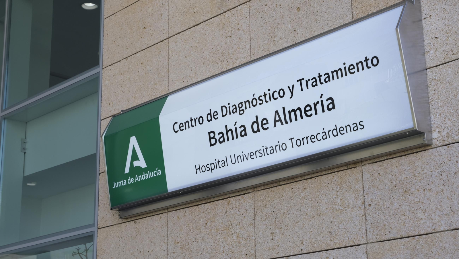 Visita del Consejero de Salud, Antonio Sanz, al nuevo edificio de consultas externas del Hospital Torrecárdenas, en imágenes