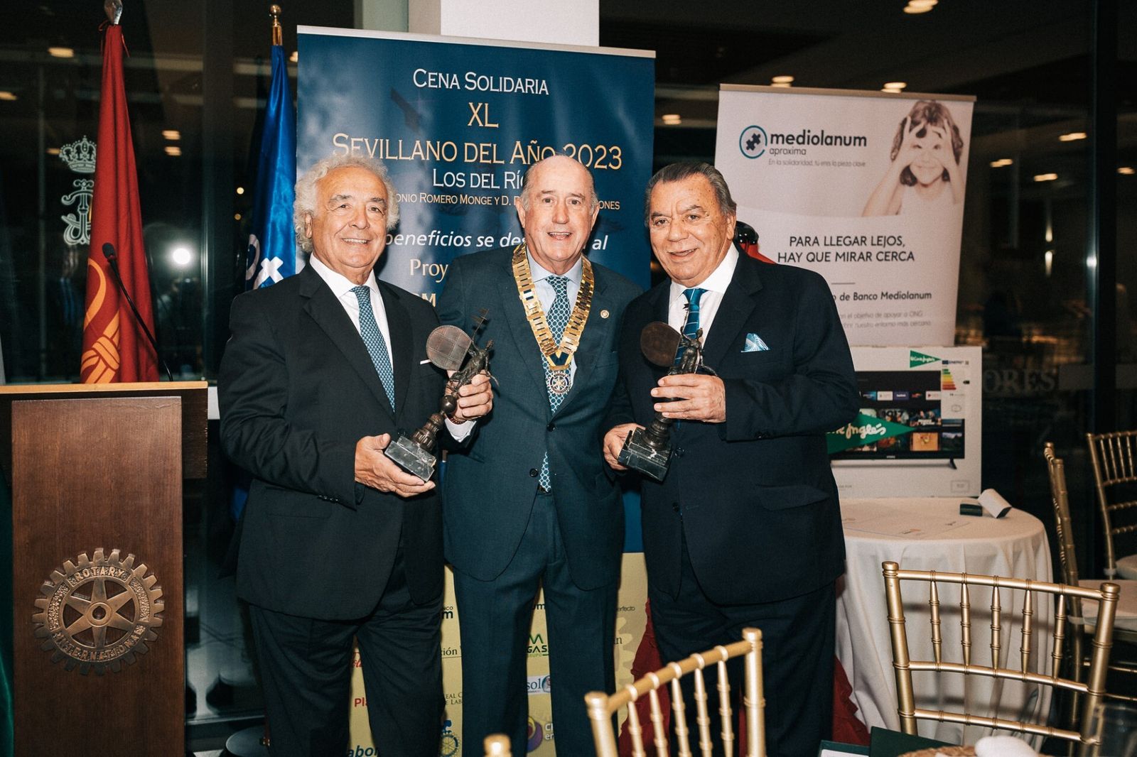 Carlos Suriñach, flanqueado por los componentes de Los del Río.