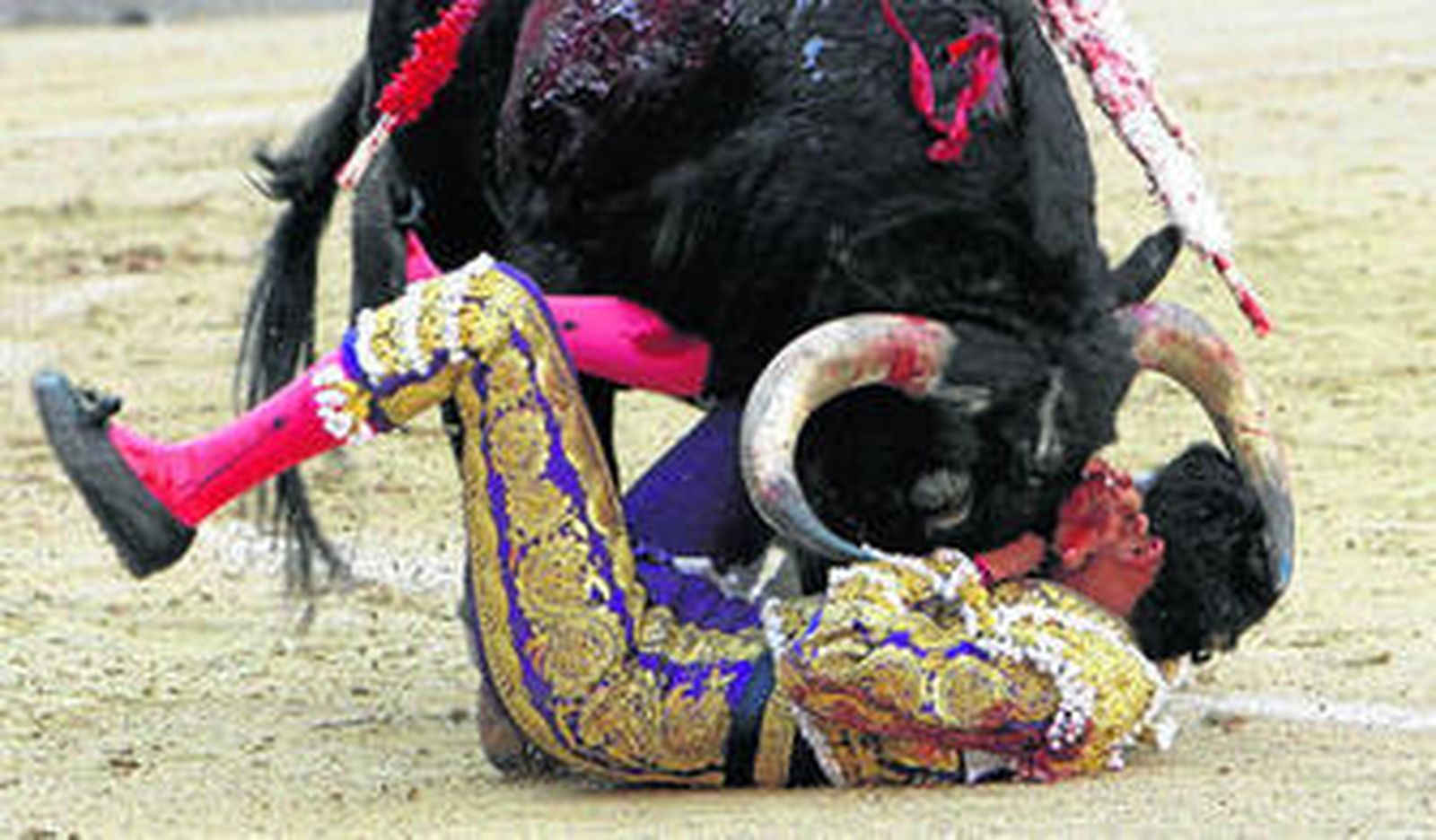 La plaza vivió un momento muy dramático con el confirmante Flores a merced del toro, resultando herido con una cornada grave de dos trayectorias.