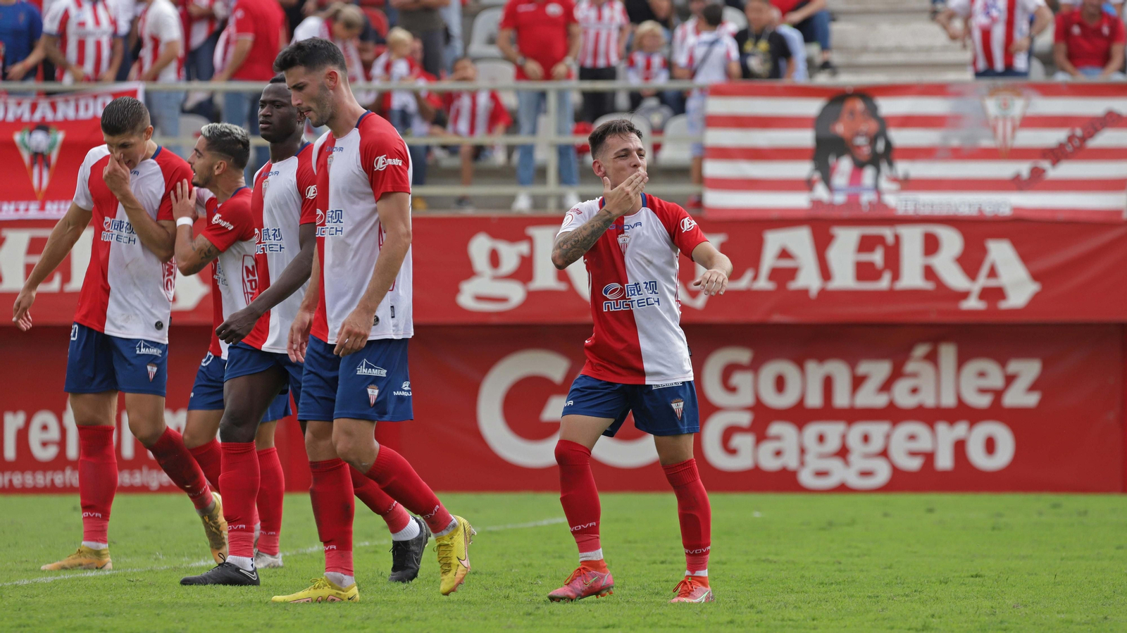 Los jugadores del Algeciras celebran un gol.