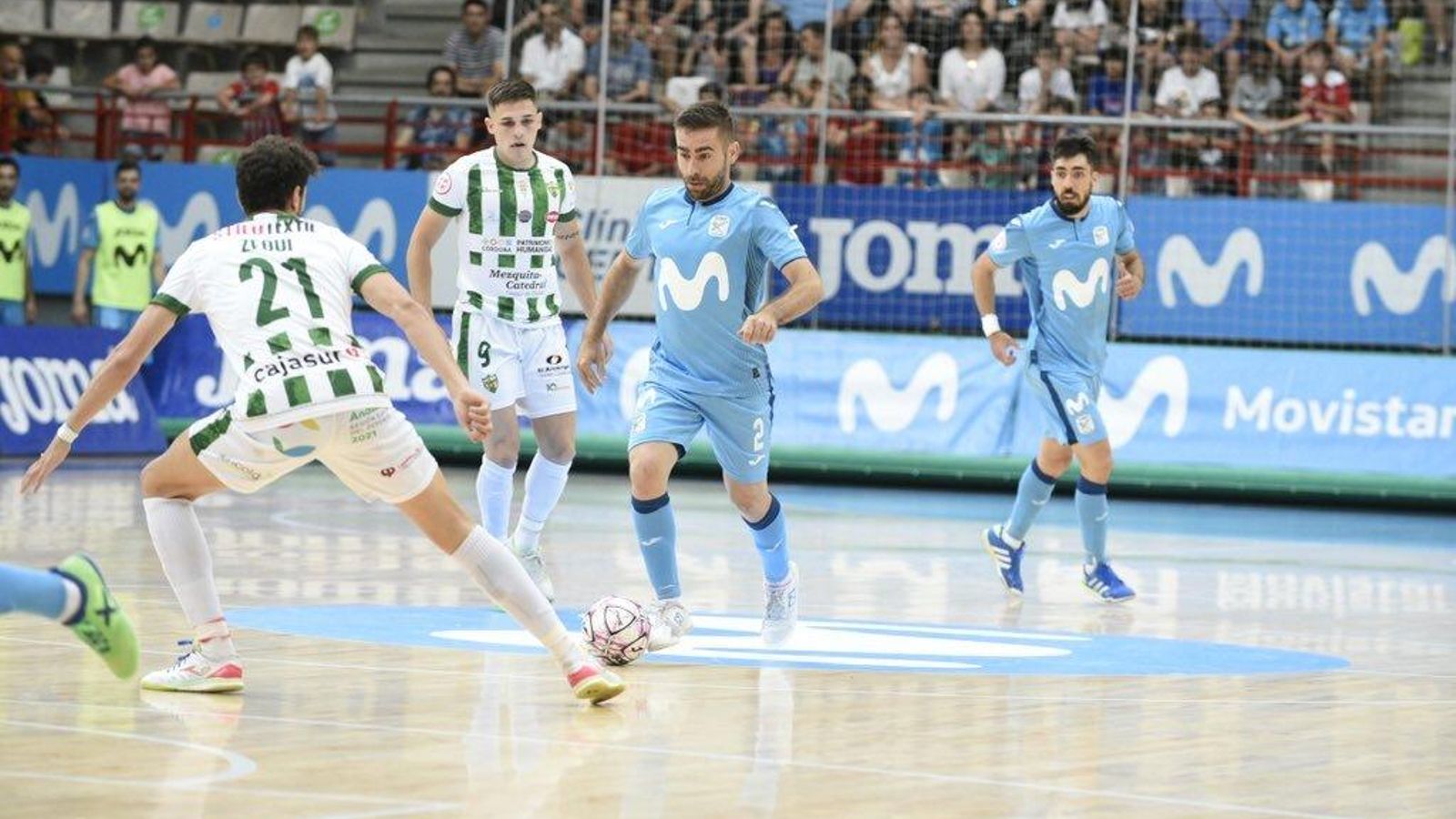 Cecilio encara a Zequi.