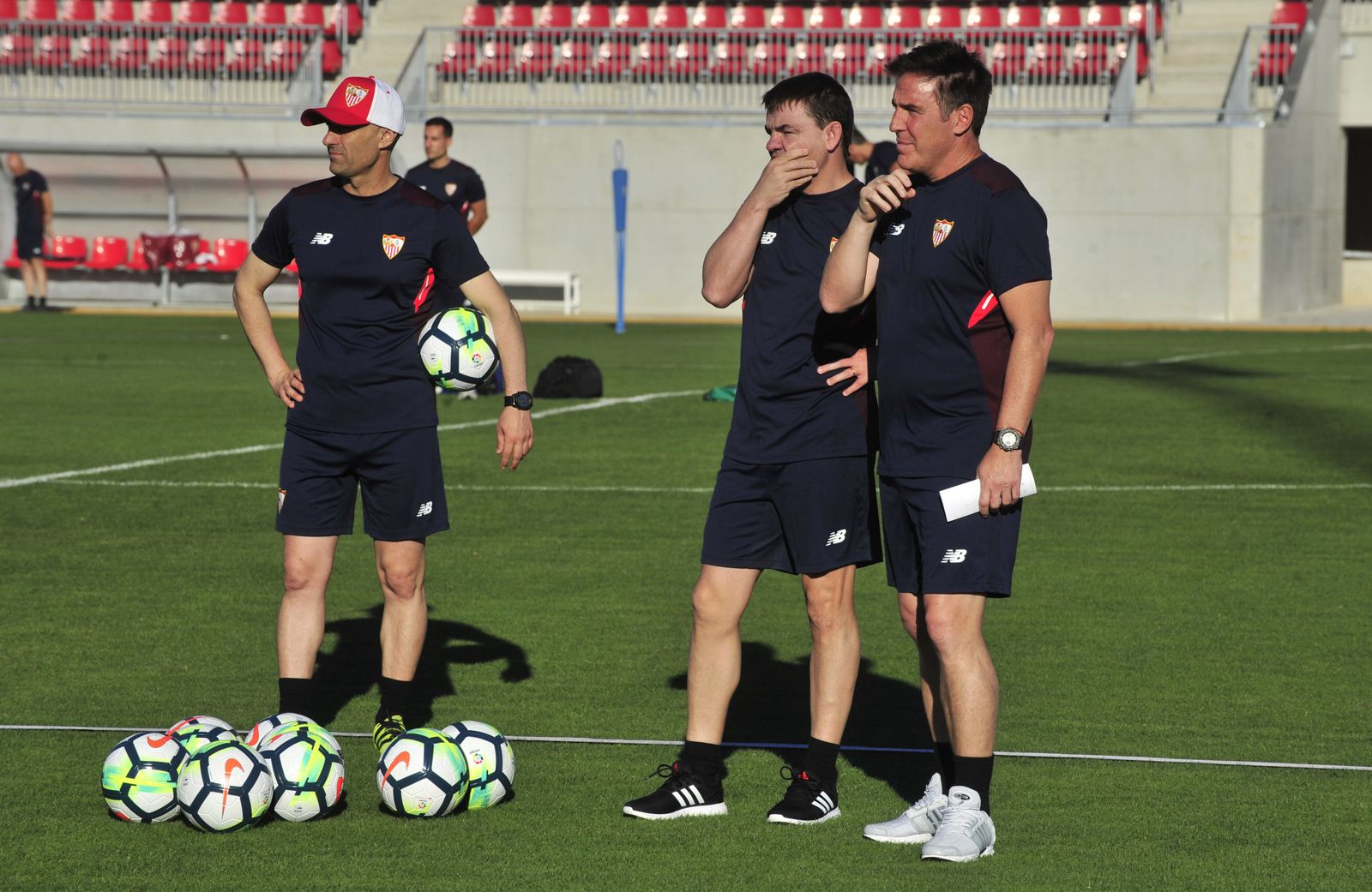 El nuevo técnico sevillista, junto a Carlos Kisluk y Ernesto Marcucci.