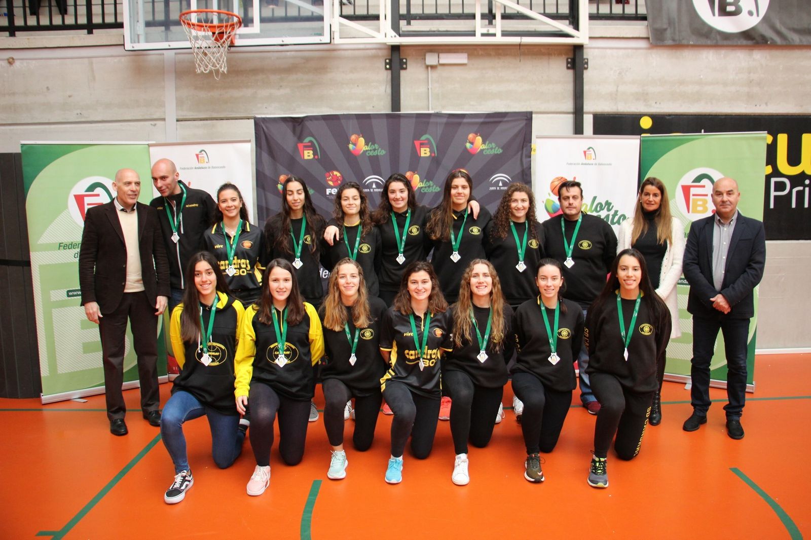 La plantilla del Candray posa tras el acto de entrega de trofeos.