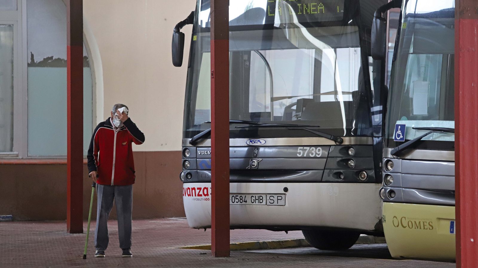 Reparto de mascarillas en las estaciones de autobús del Campo de Gibraltar