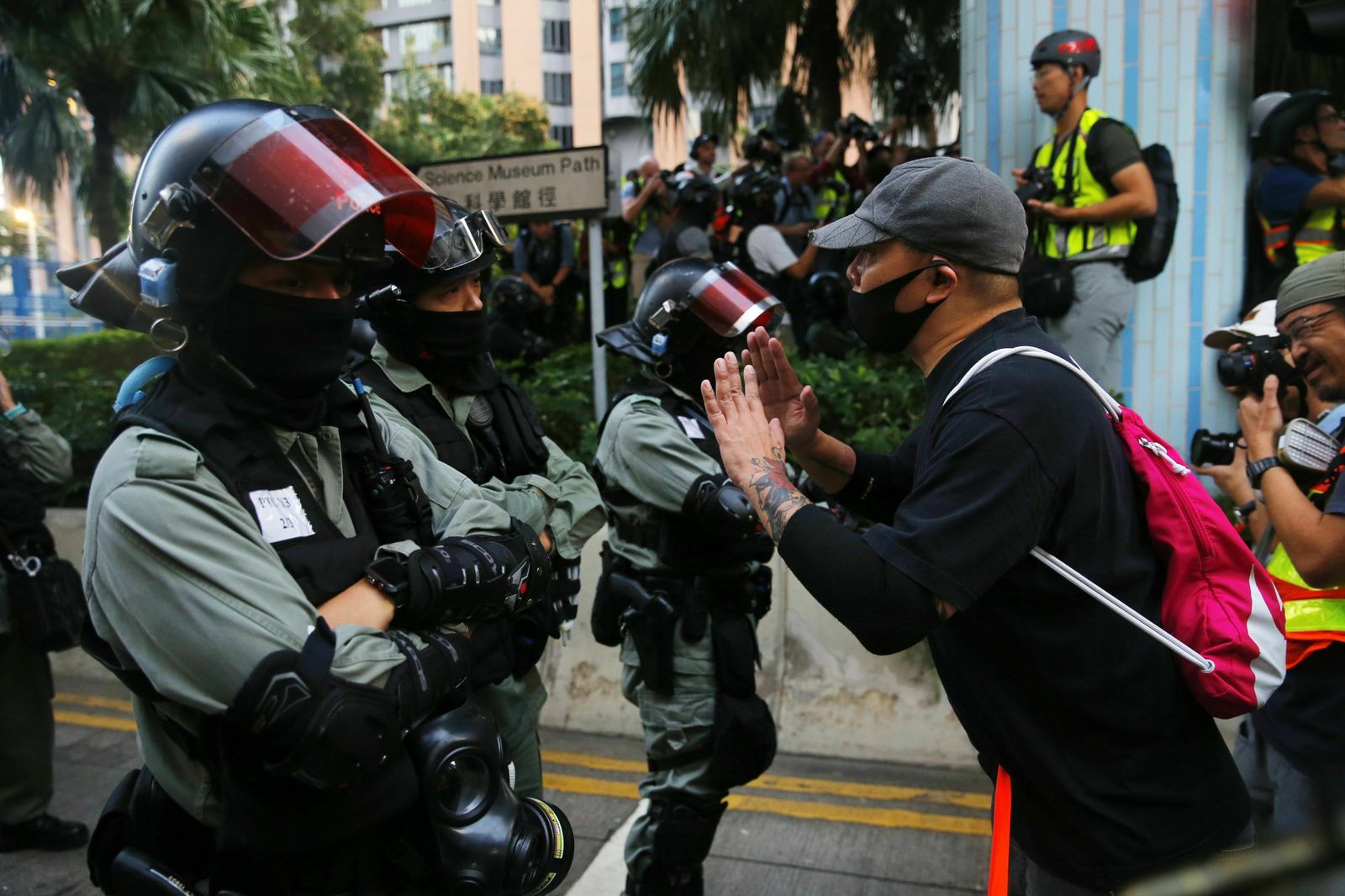 Un manifestante se dirige a un agente antidisturbios en la Universidad Politécnica de Hong Kong.