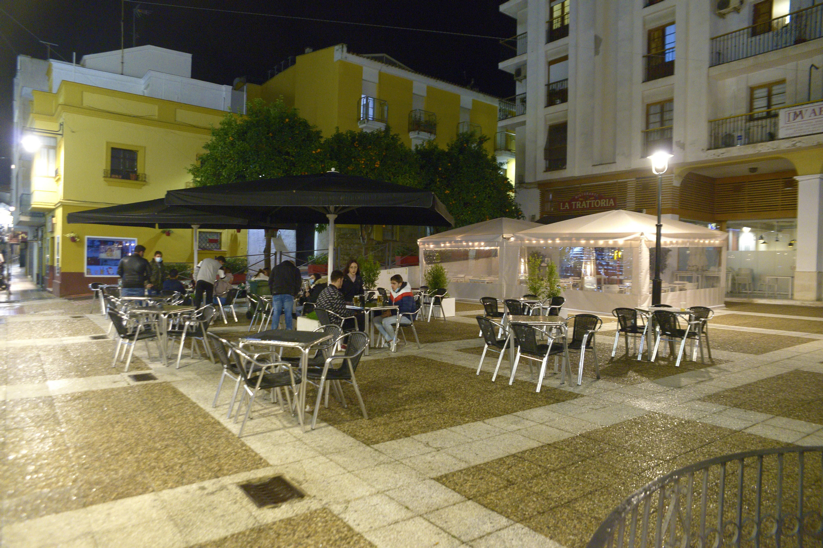 Fotos de ambiente de las calles de Algeciras el primer fin de semana de horario nocturno.