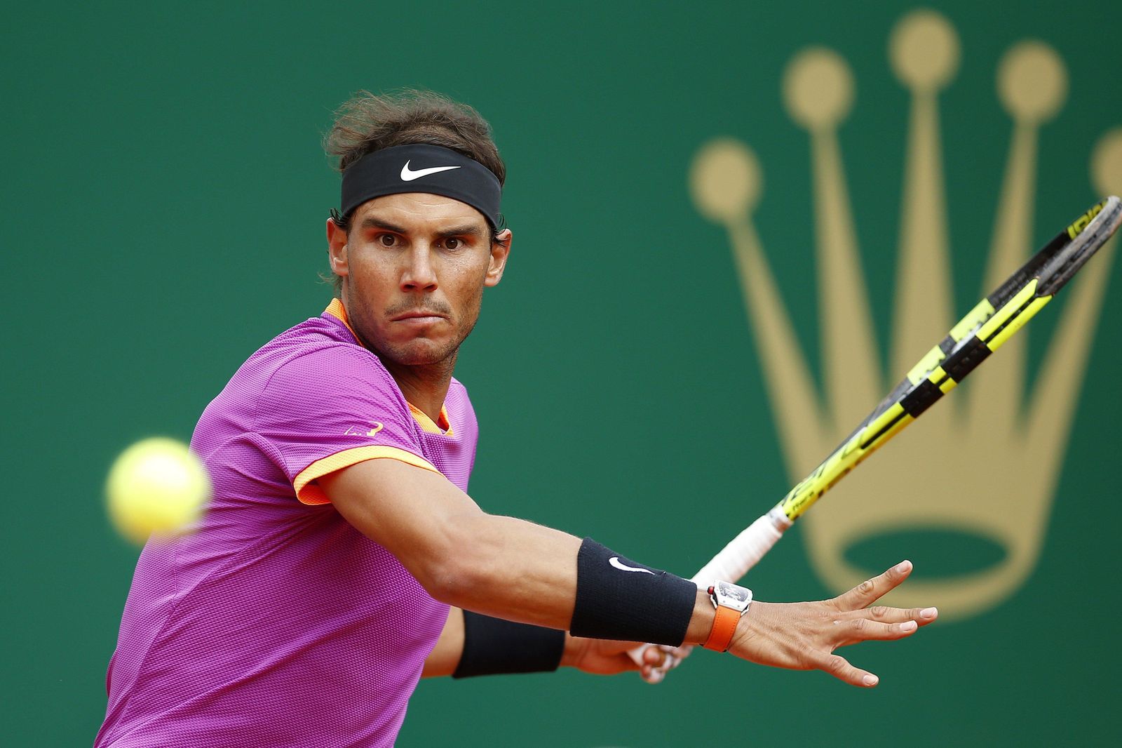 Rafael Nadal se concentra en la bola antes de golpearla con la raqueta.