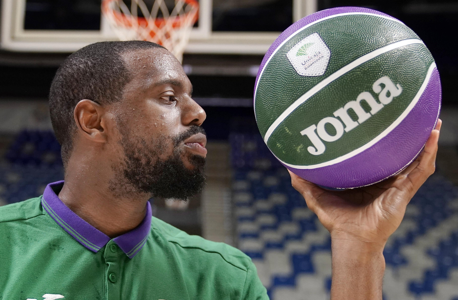 Will Thomas posa en su presentación.