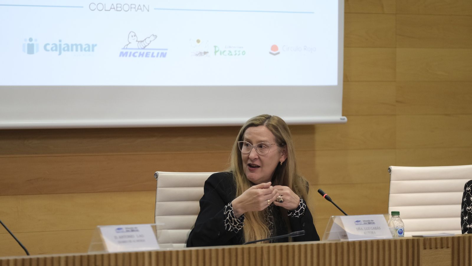 Imágenes del Diario de los Libros con la escritora ganadora del Premio Planeta 2022, Luz Gabás