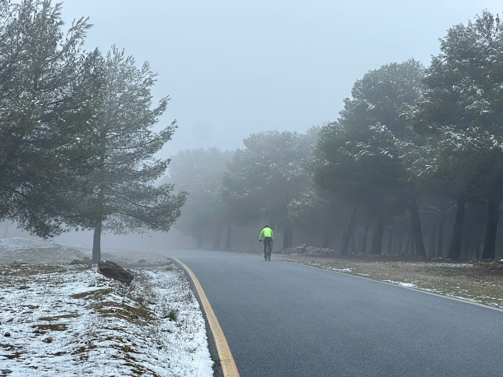 Un ciclista asciende por Cumbres Verdes tras la nevada
