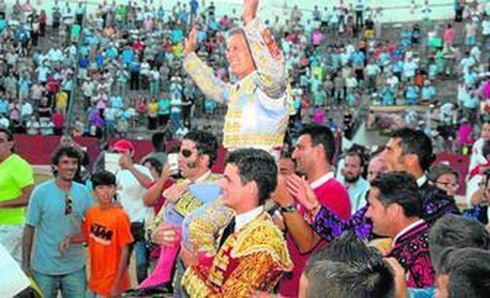 Los propios toreros, con los matadores a la cabeza, sacan a hombros al torero isleño, muy querido en la profesión.