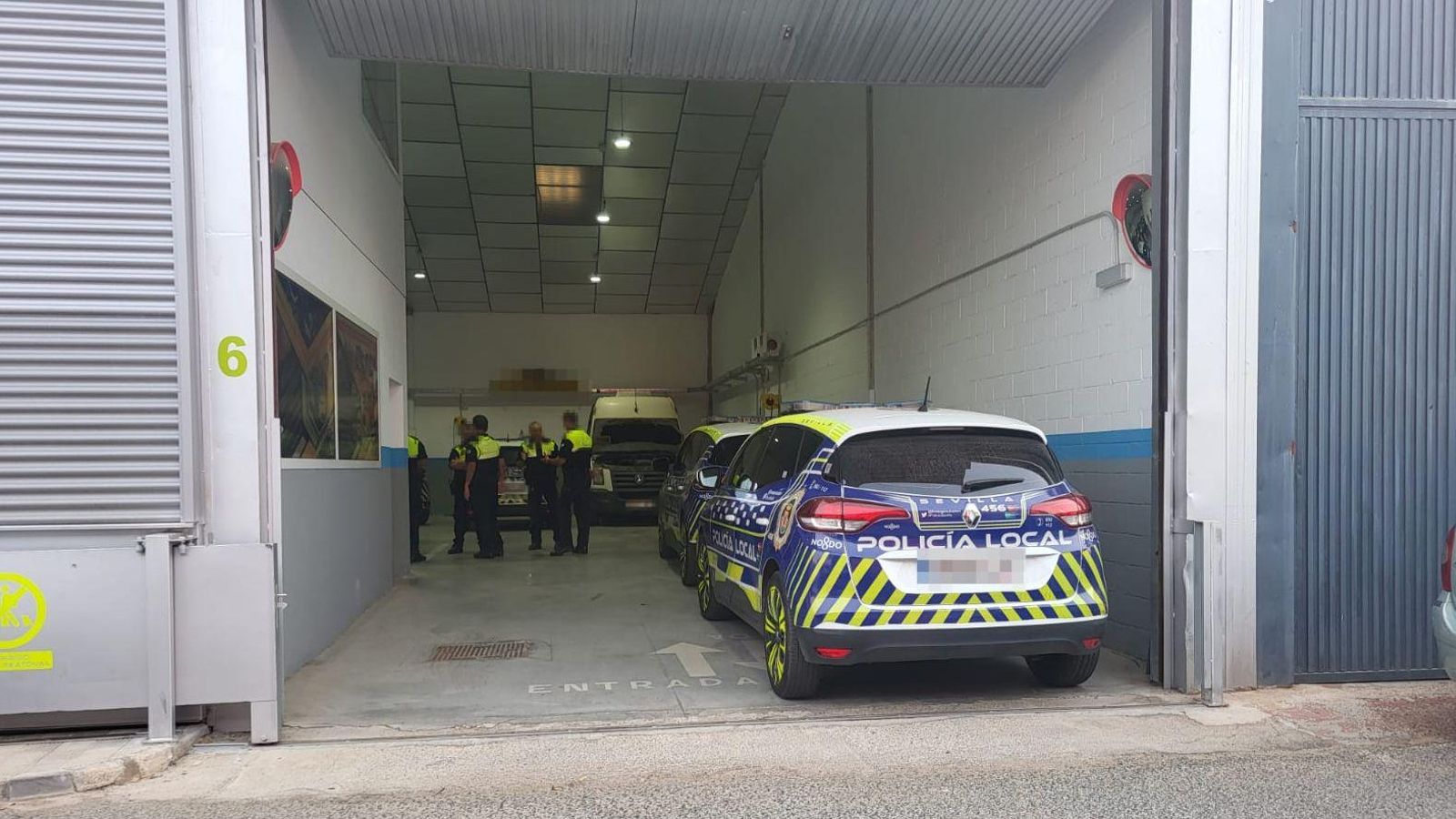Los patrulleros de la Policía Local pasando la ITV.