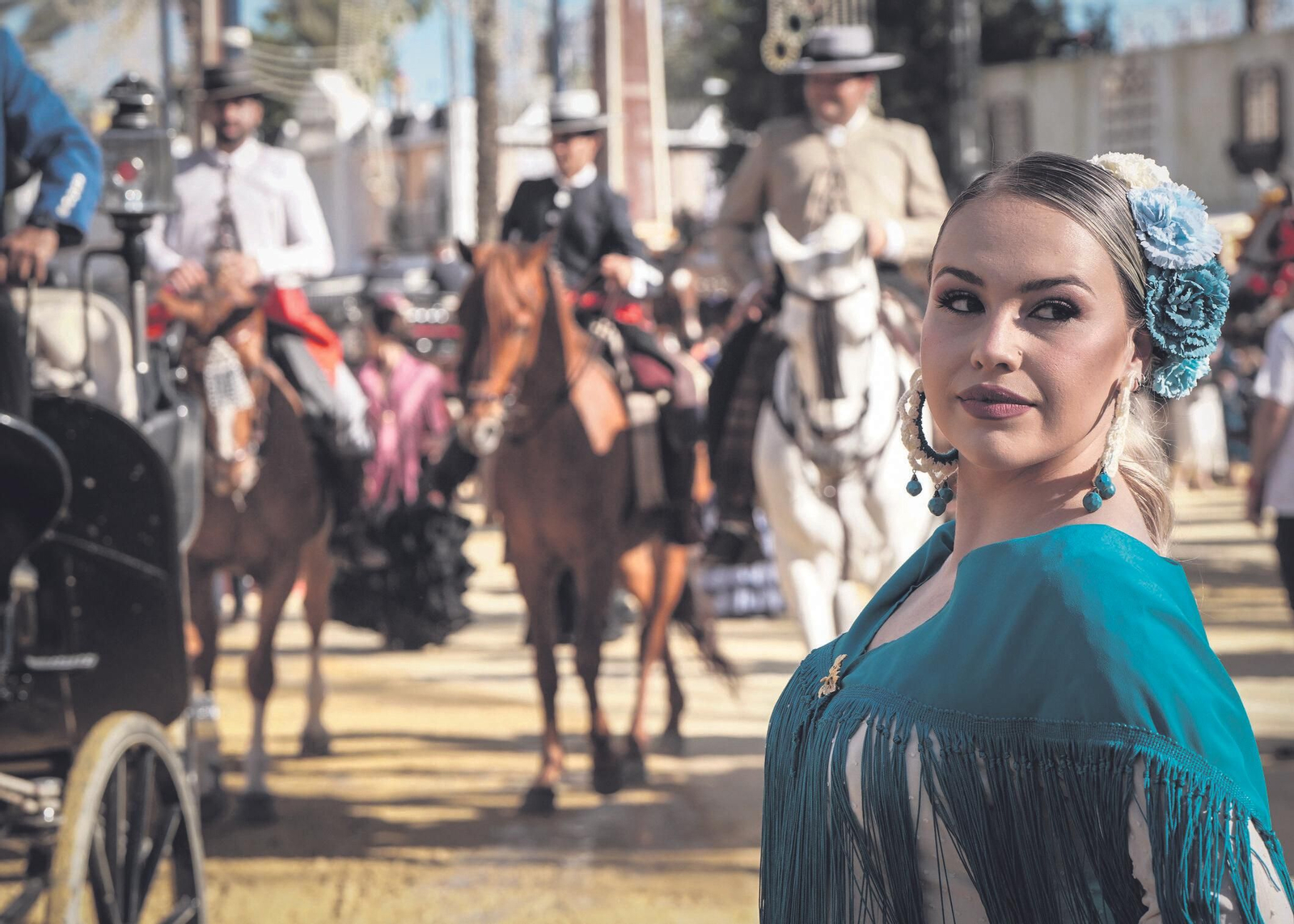Una joven posa, vestida de flamenca, en pleno paseo principal Una joven posa, vestida de flamenca, en pleno paseo principal