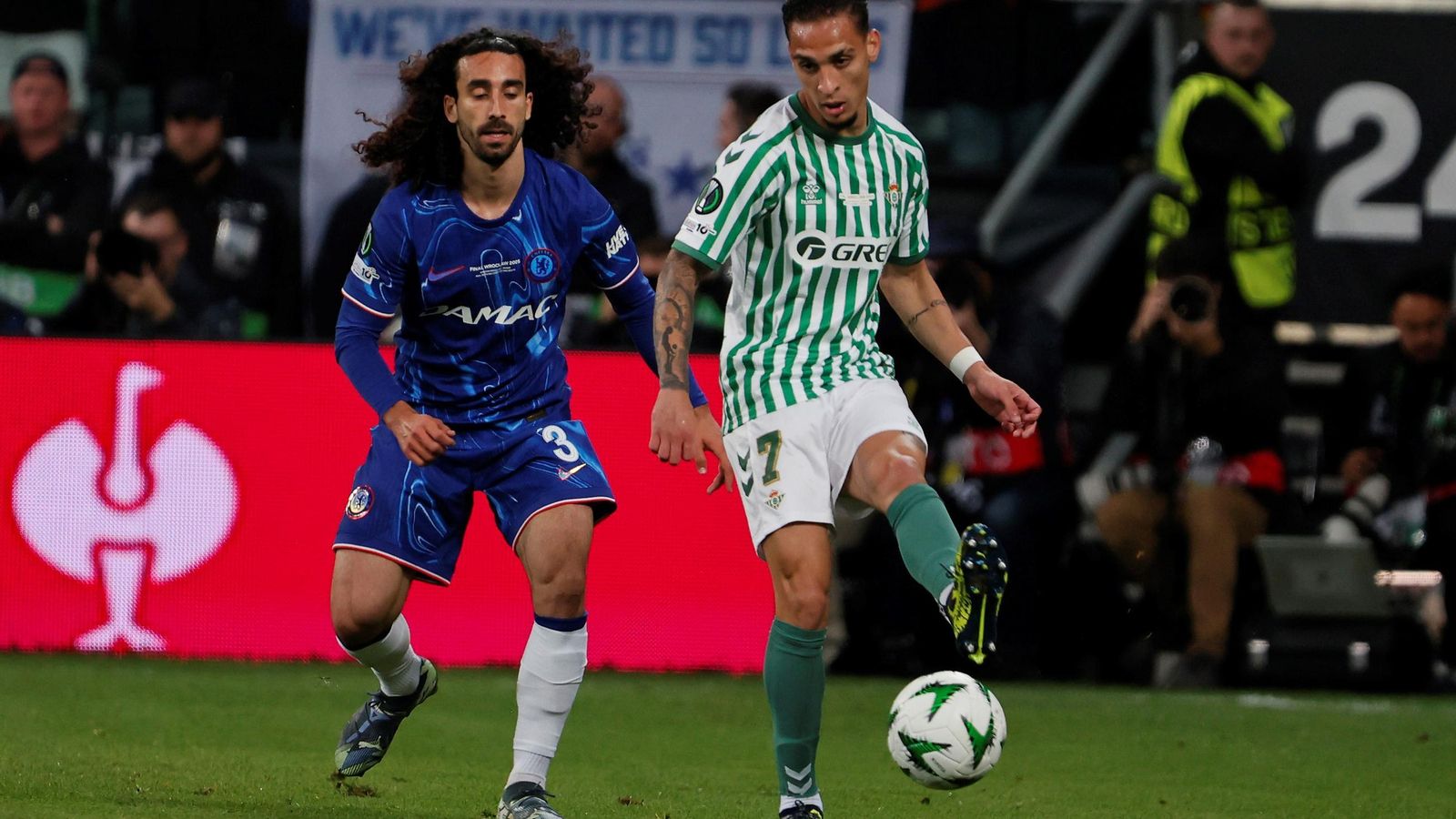 Antony es perseguido por Cucurella en una imagen que se repitió. Antony es perseguido por Cucurella en una imagen que se repitió.