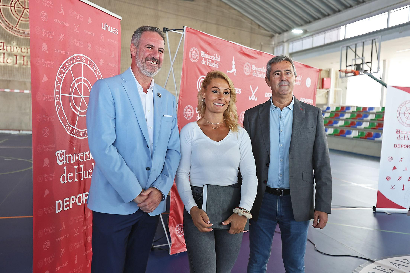 Lydia Valentín, medalla de oro olímpica en la categoría de halterofilia visita las pistas de la UHU que llevarán su nombre